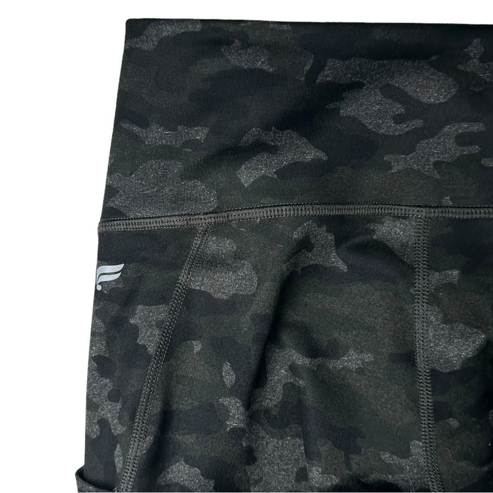 Fabletics On-The-Go PowerHold High-Waisted Capri 23″ Charcoal Heather Camo Small