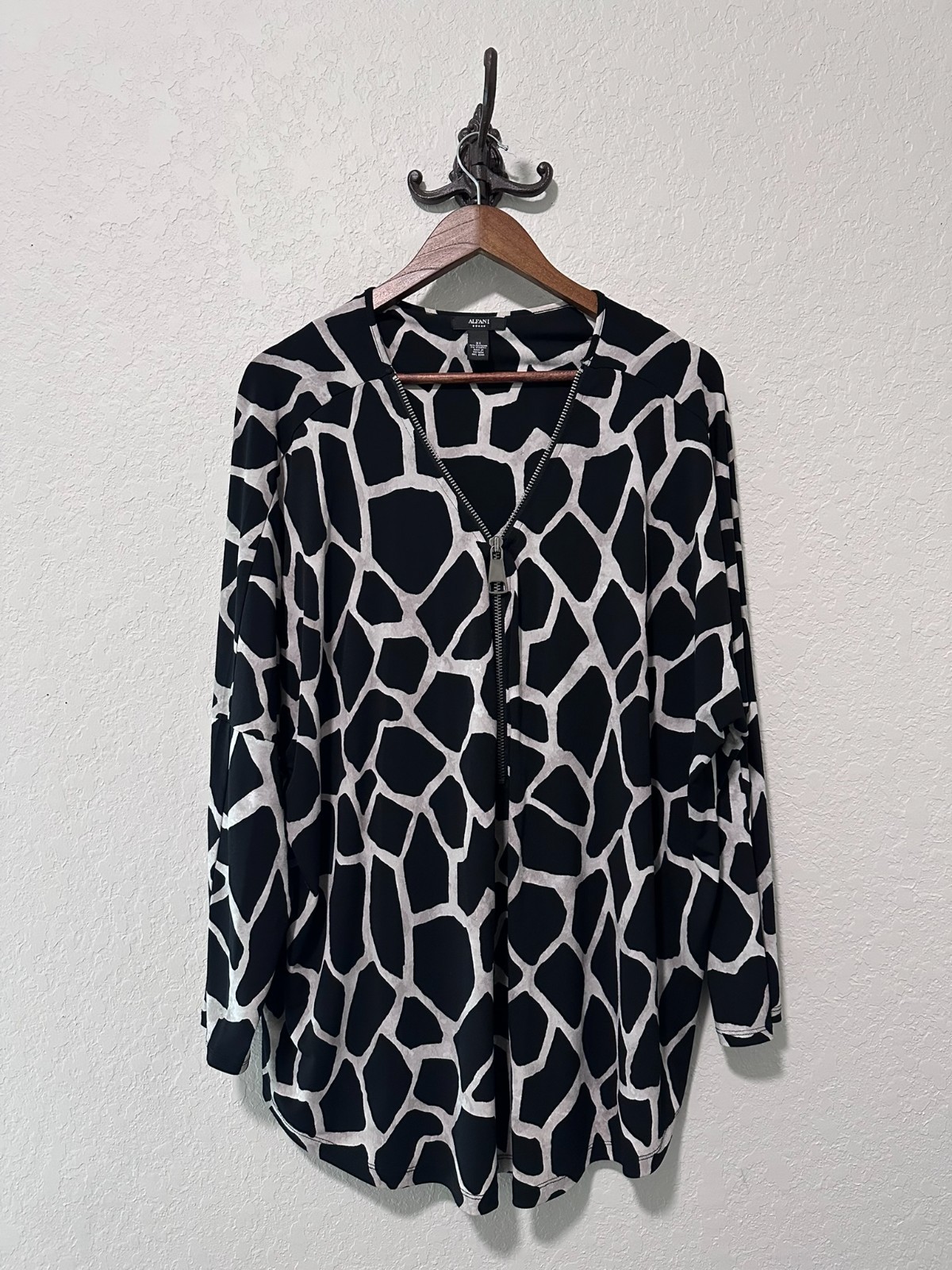 Alfani Women’s Plus Size Black/White Giraffe Print Half Zip 3/4 Sleeve Blouse 3X