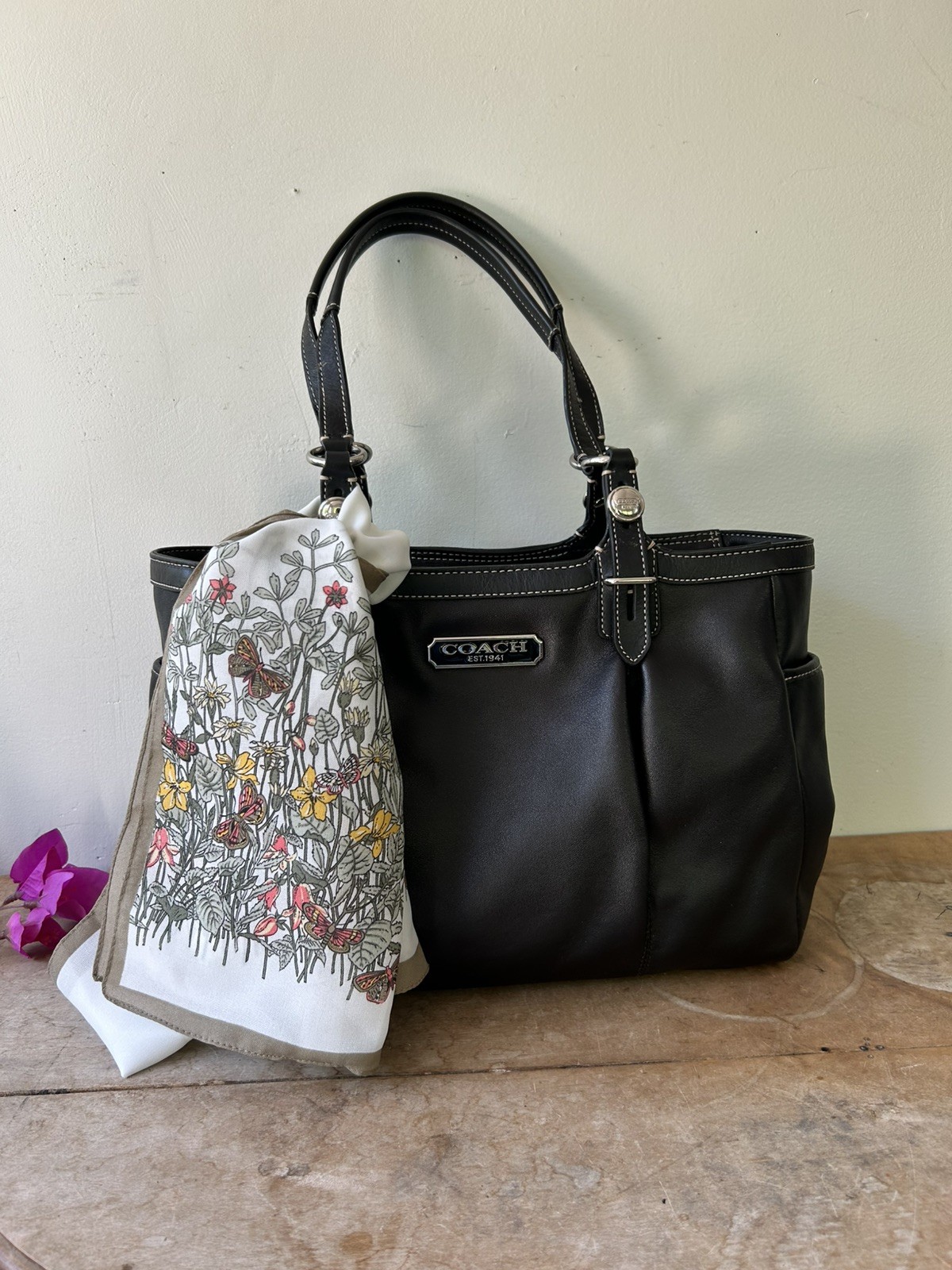 Coach gallery East west Black s atchel Bag Zip Closure. Coach F15147 *Read‼️