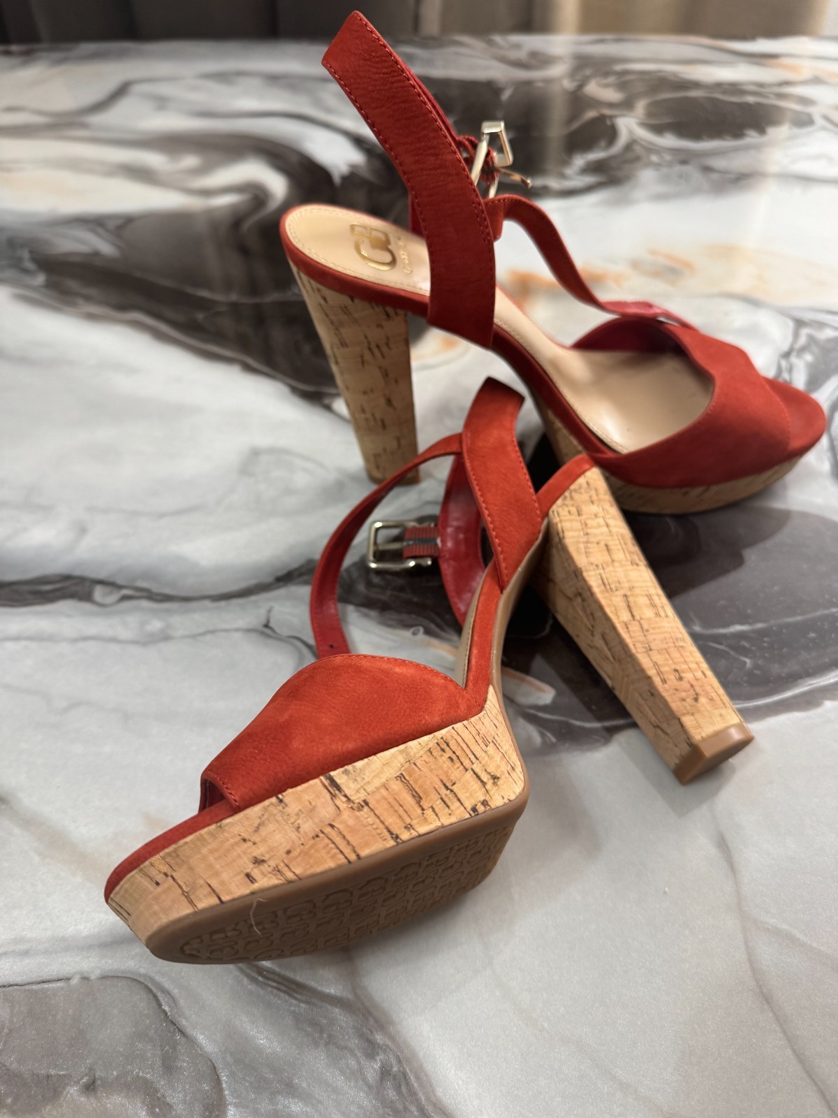 Comfortable sandal-heel Shoe, fairly used, perfect for all occasions