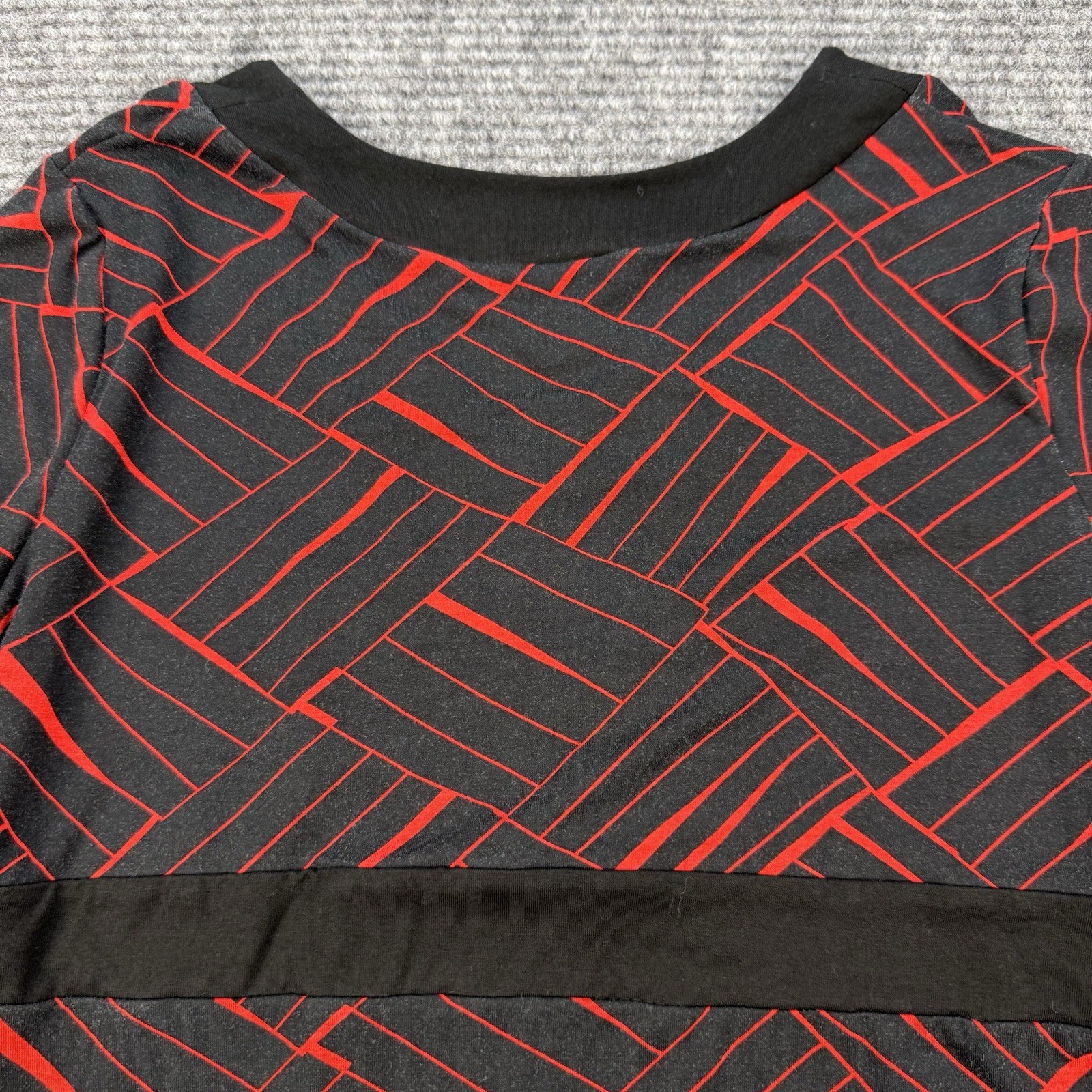 Ann Taylor Petite Medium V Neck Top Black Red Print Short Sleeve Stretch