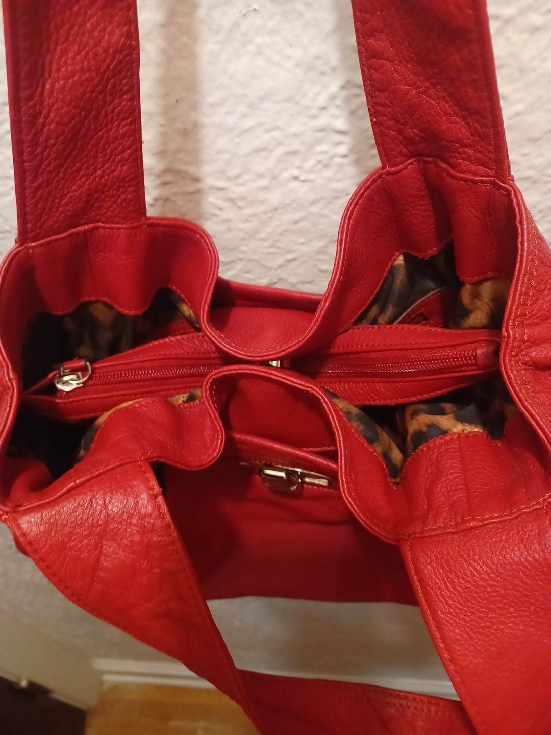 B Makowsky Genuine Pebble Leather Red bright silver hardware Turn Lock Handbag
