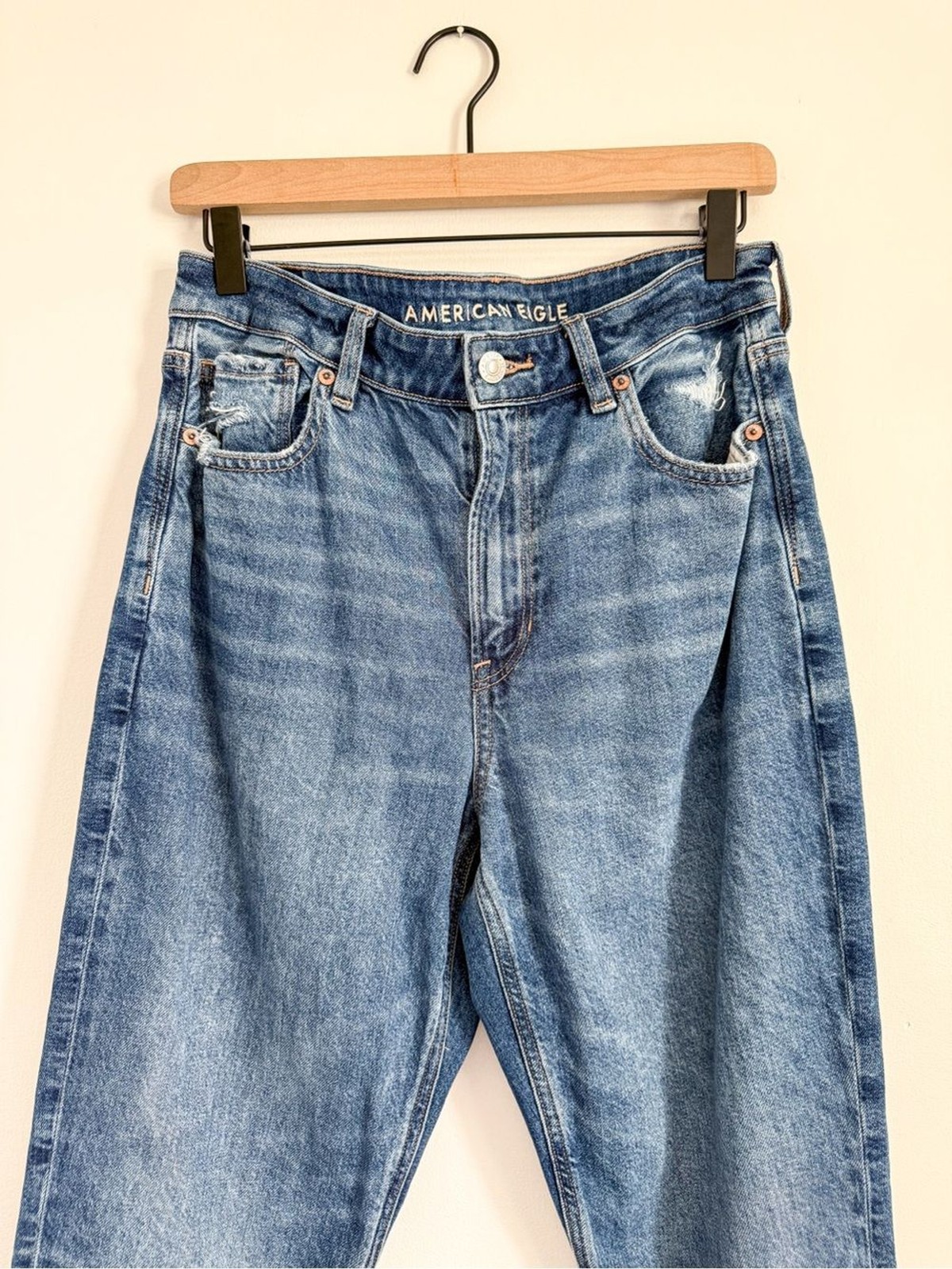 American Eagle Medium Wash Strigid Mom Jean Size 8