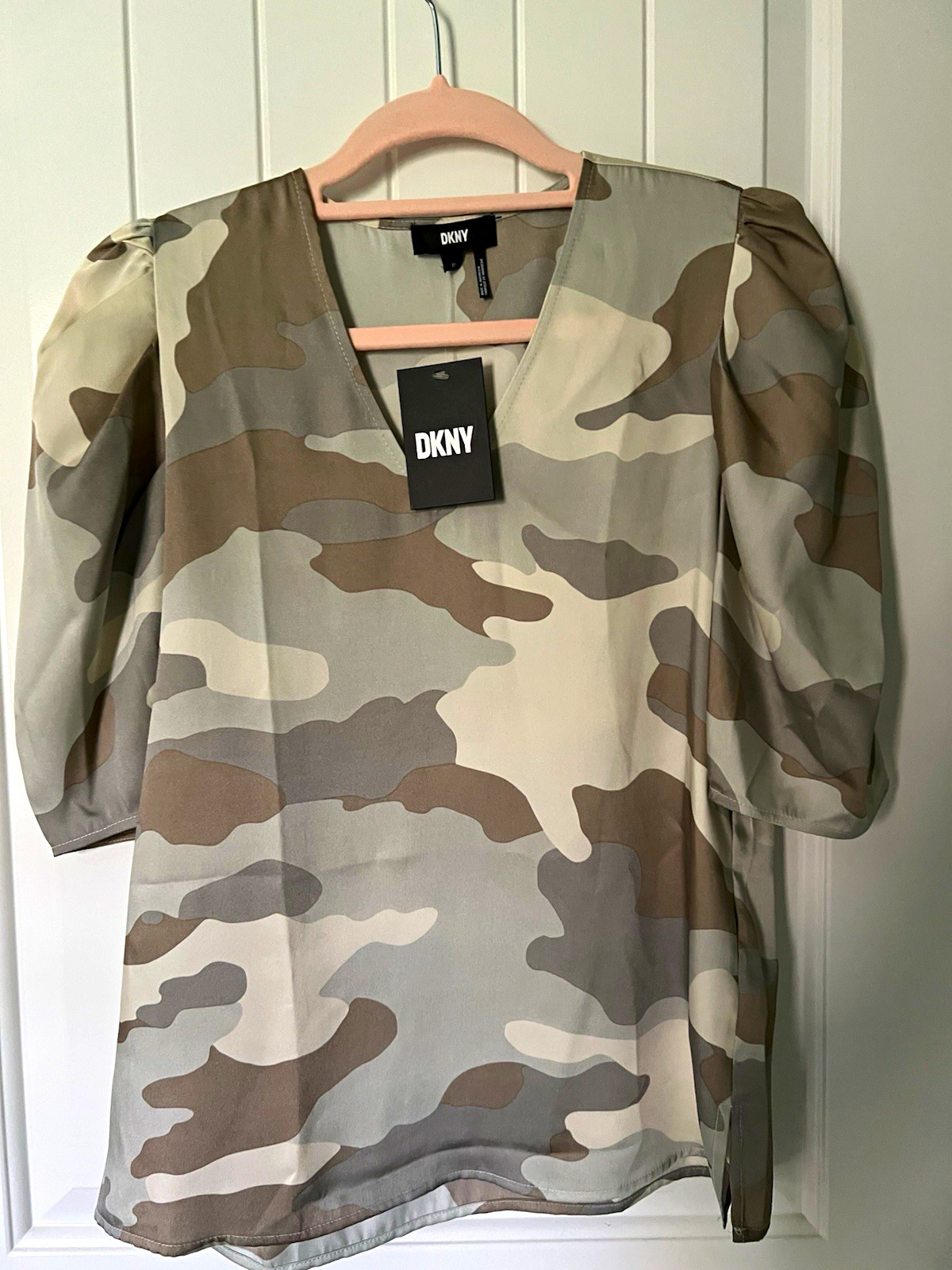 NWT DKNY Women’s XS Camouflage V-Neck 3/4 Puff Sleeve Pullover Blouse