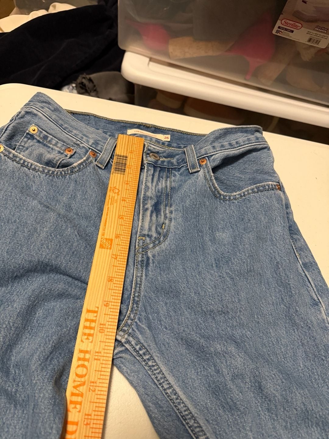 Levi’s Women’s Low Pro Straight Jeans in Medium Wash Size 26