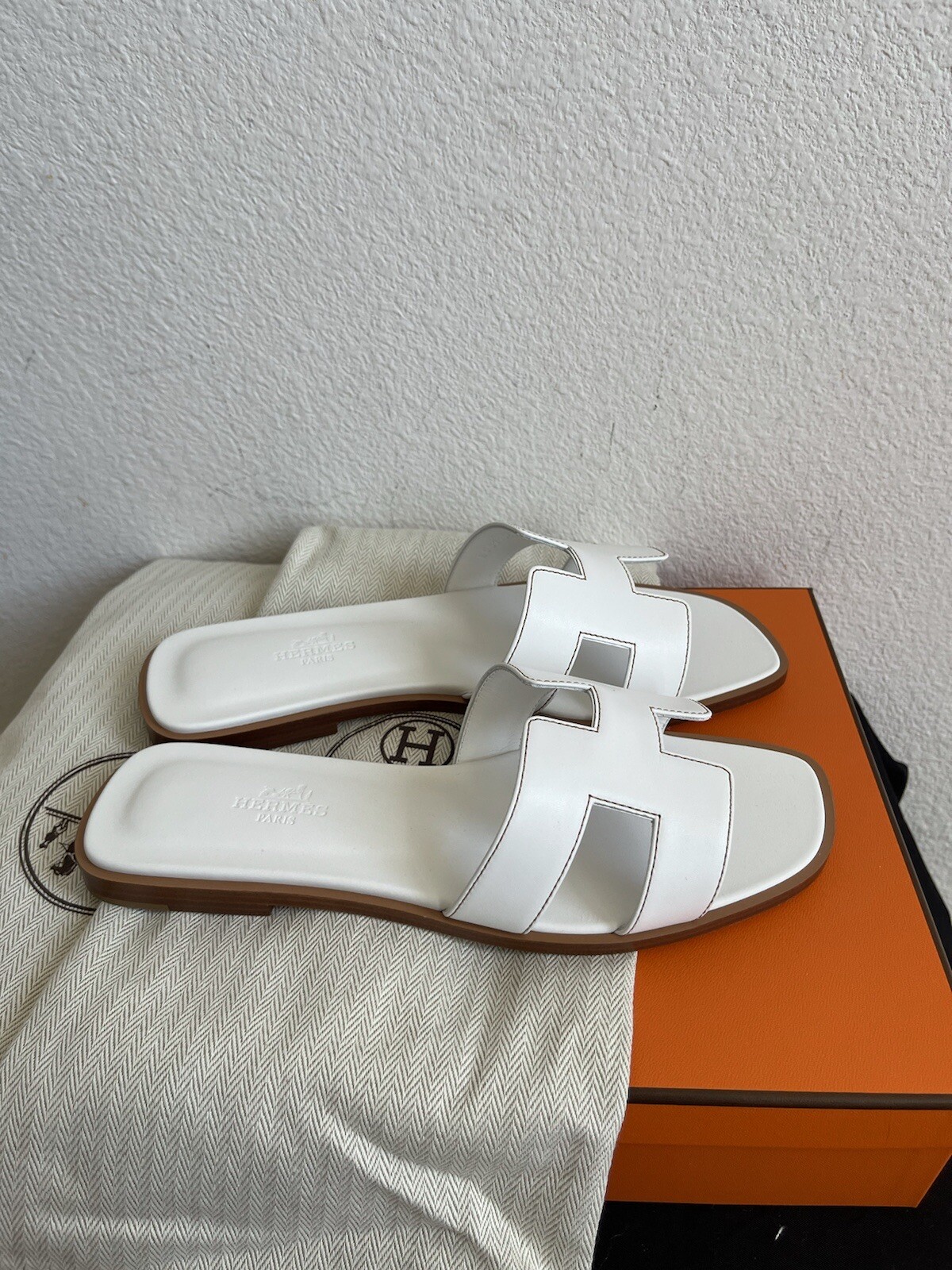 Size 38EU NEW in box HERMÈS White Calfskin Oran Sandals w/ receipt