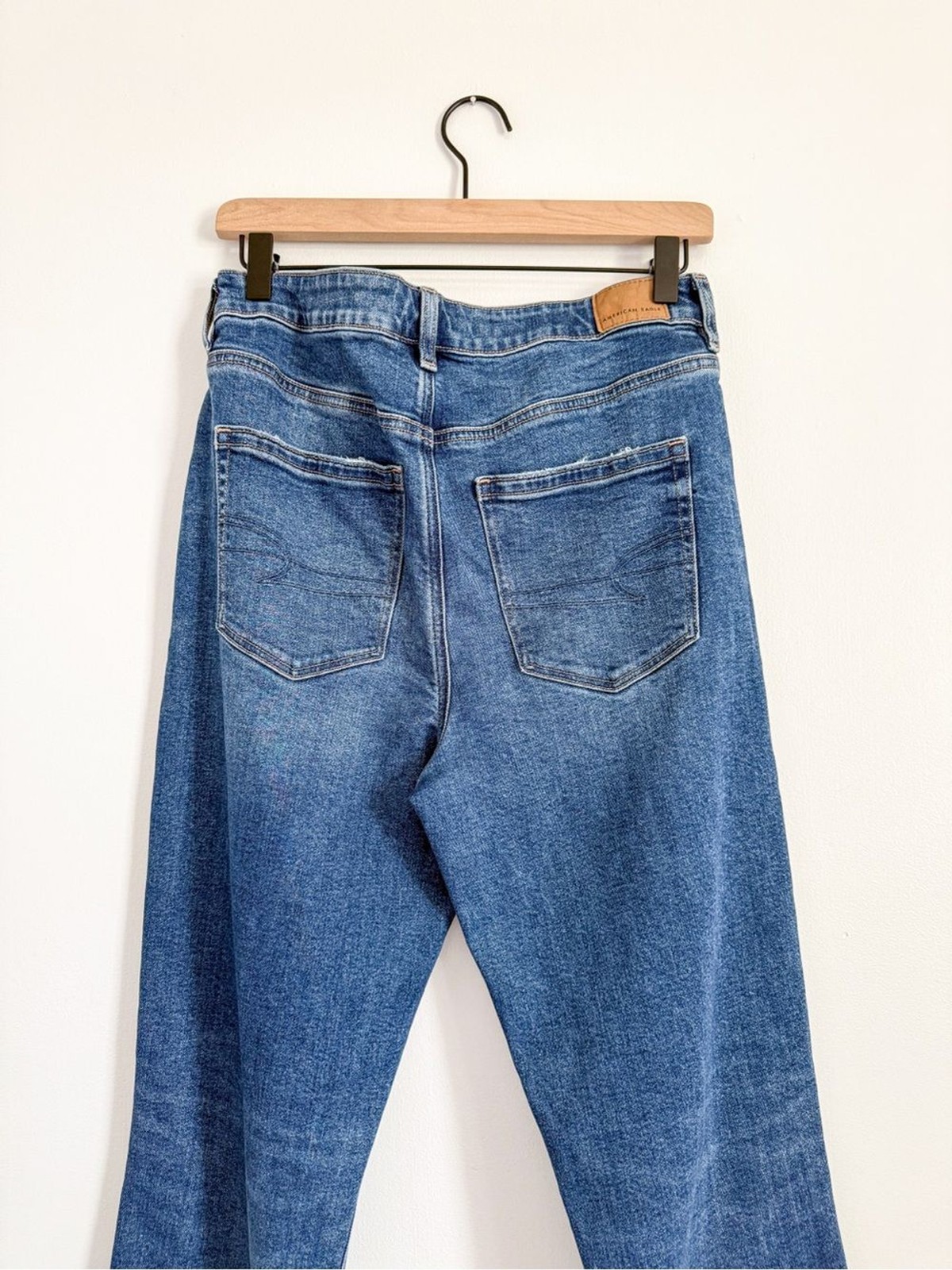 American Eagle Medium Wash Strigid Mom Jean Size 8