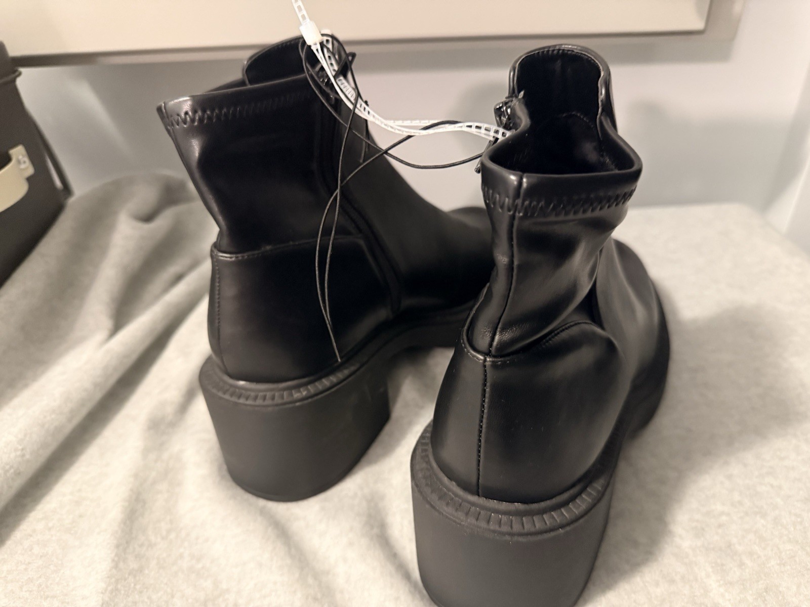 Steve Madden Women’s Chelsea Boots with Block Heal In Black Size 11.6 M US NWT
