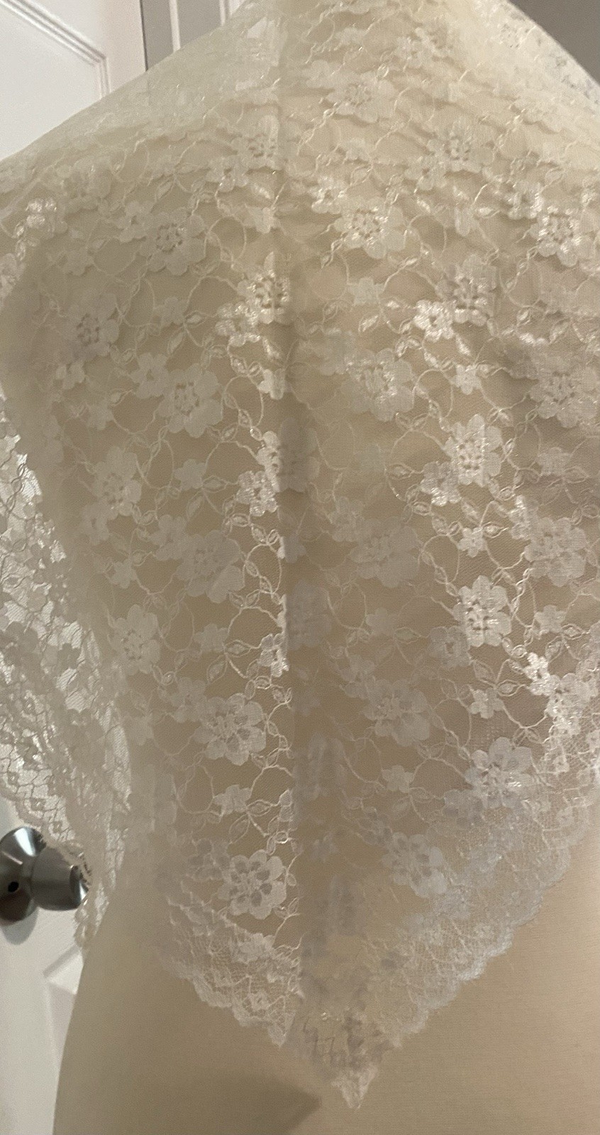 Vintage Ladies IVORY LACE MANTILLA Triangle Church Veil Head Cover 82cm x 110cm
