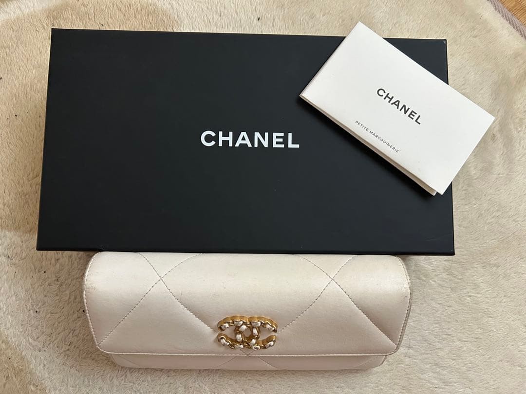 Price Negotiable Chanel Long Wallet White Lambskin White Matelass Coco Mark Warr