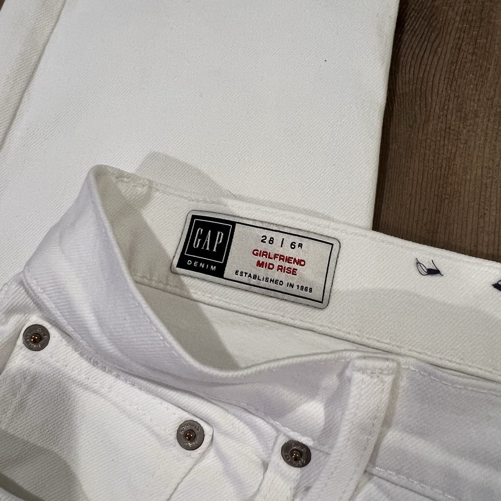 Gap Girlfriend Mid Rise Optic White Stretch Denim Raw Hem Jeans Size 28 Or 6R