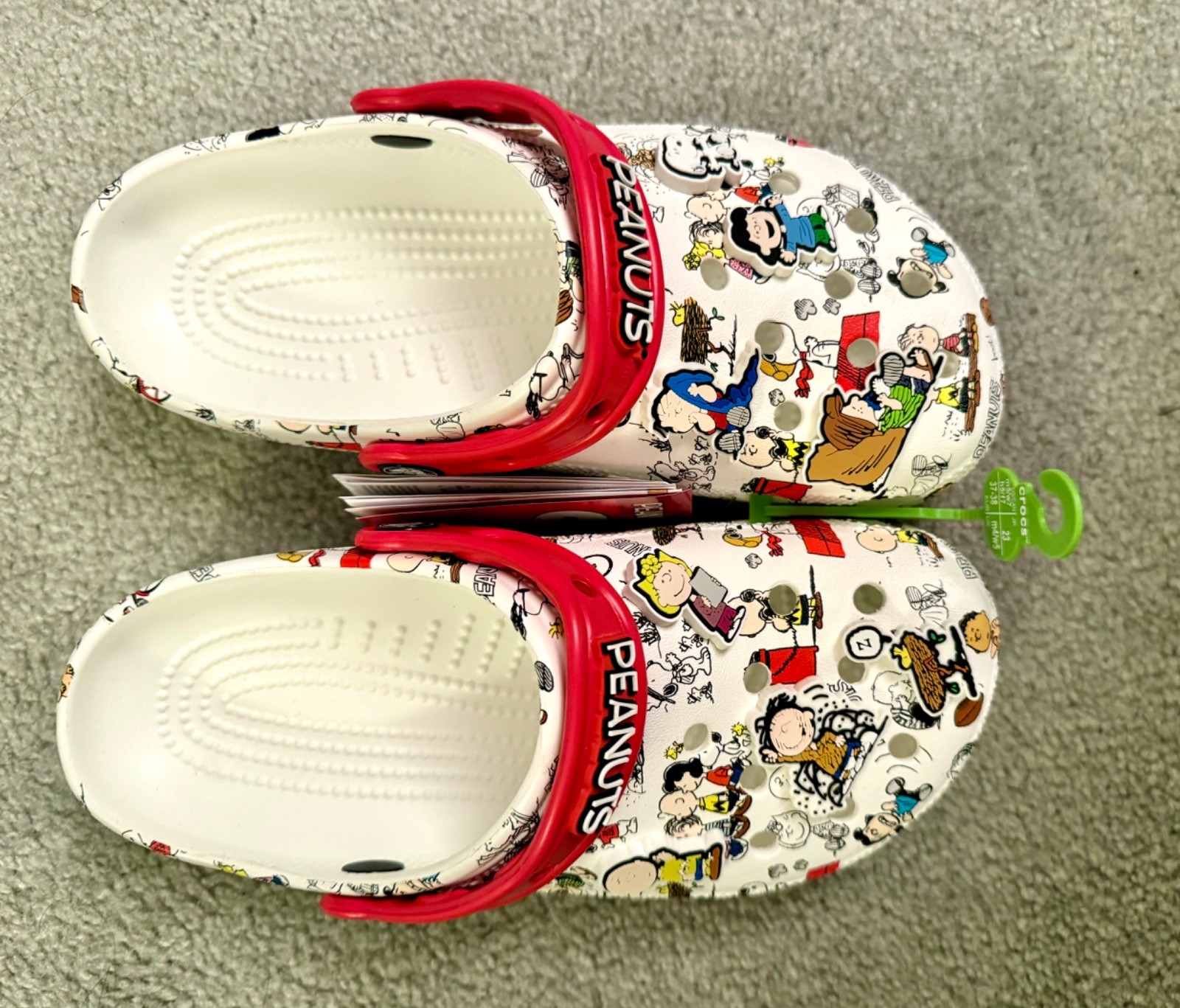 NWT Peanuts Classic Clog Crocs Size Men 5 / Women 7 Limited Edition