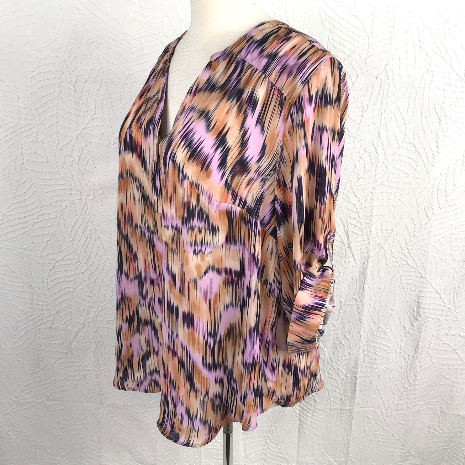 TORRID 3 Harper Blouse Shirt Size 3X Roll Tab Sleeve Pullover Pocket Colorful