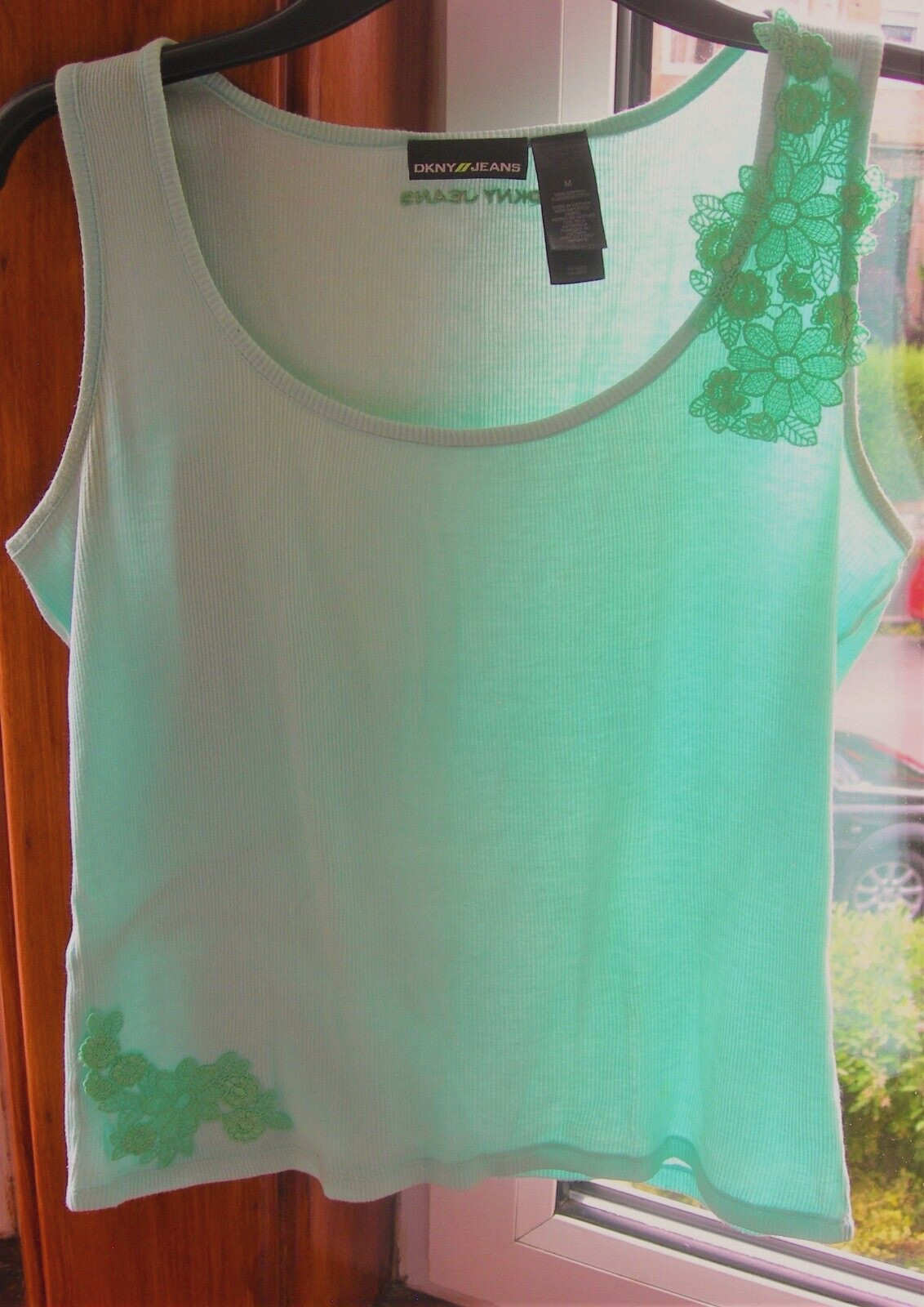 Pretty DKNY T-SHIRT / TOP with APPLIQUE : MEDIUM with STRETCH, 14 / 16