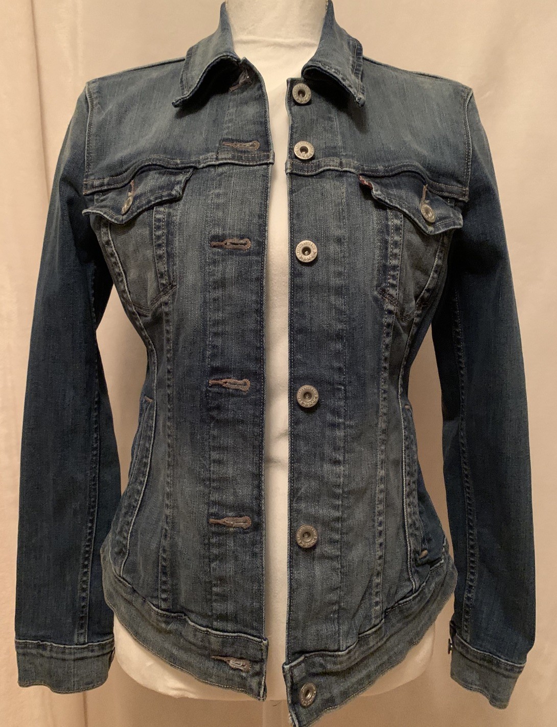 NWOT Woman’s Size Medium Levi’s Fitted Denim Jacket 98% Cotton, 2% Elastane
