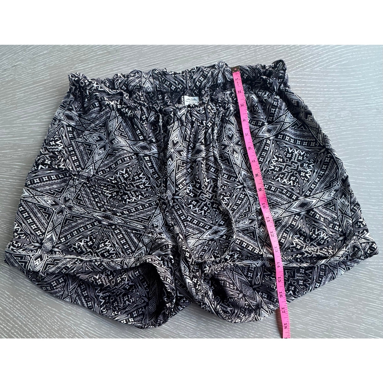 KAVU Womens Large Geometric Tribal Print Smocked Elastic Waist Lounge Shorts B&W