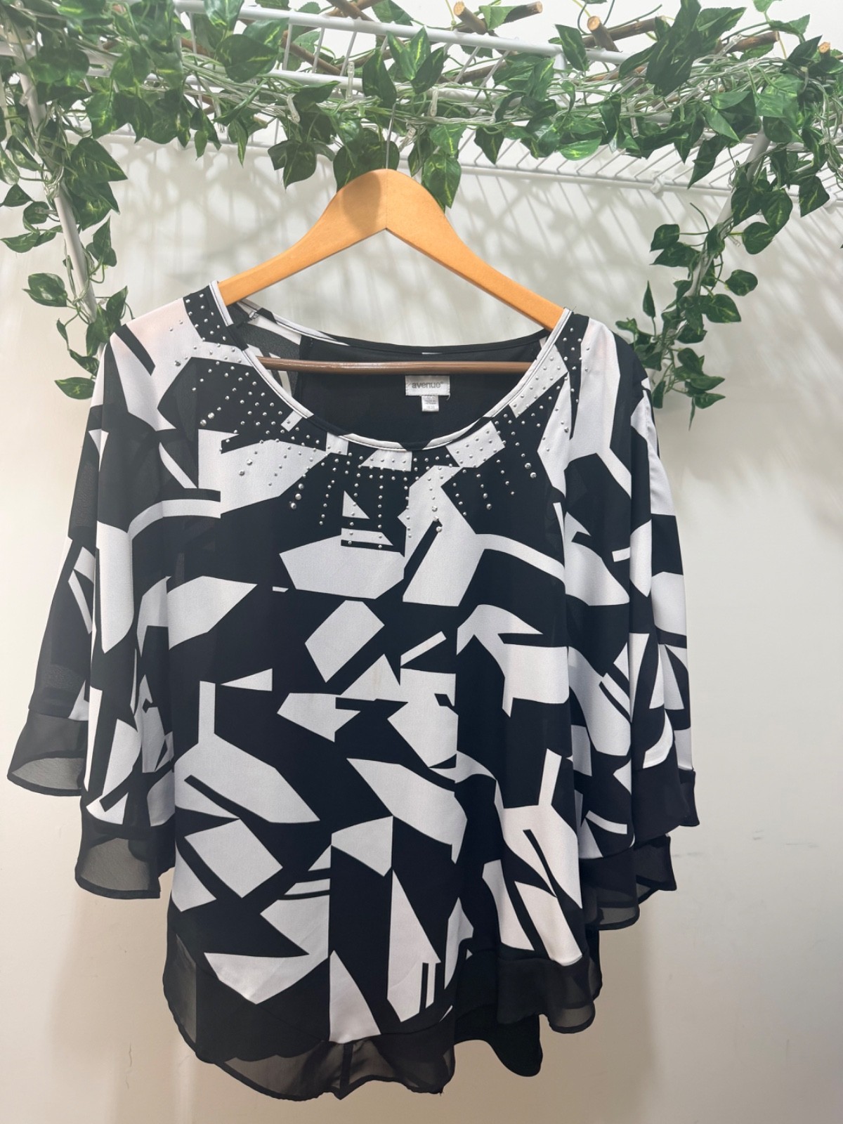 Avenue 18/20 Black White Geometric Rhinestone Top Chiffon Flutter Sleeve Plus Si