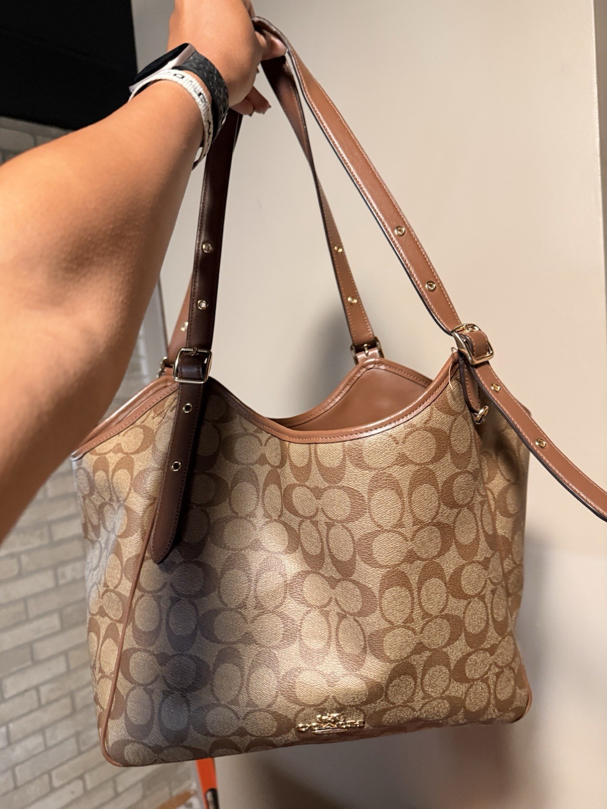 Coach Signature Logo Brown/Tan Shoulder Bag Zip Closure w/ Pouch, Gold HW