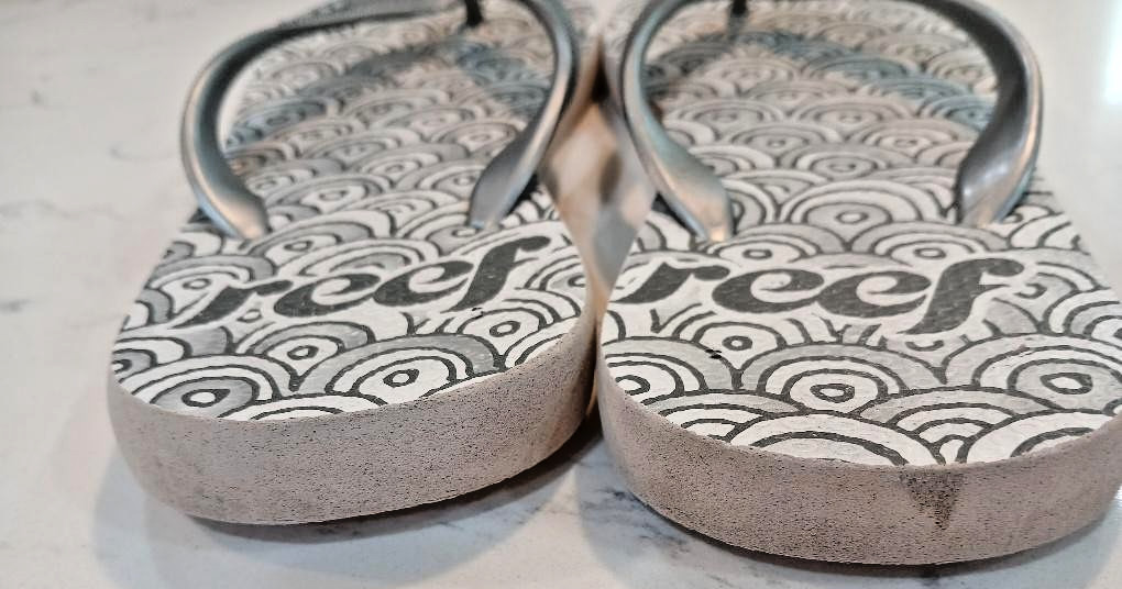 REEF Seaside Wave Pattern Flip Flop – Silver – Sz 6