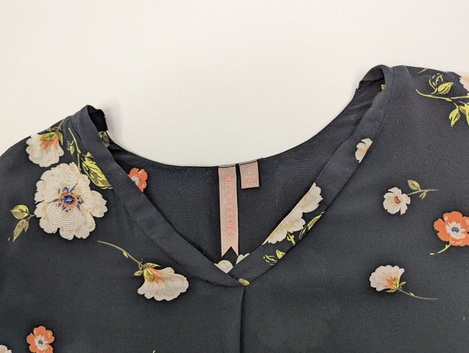Brina & Em Long Sleeve Floral Women’s Shirt Size Large Black Blouse V-Neck Rayon
