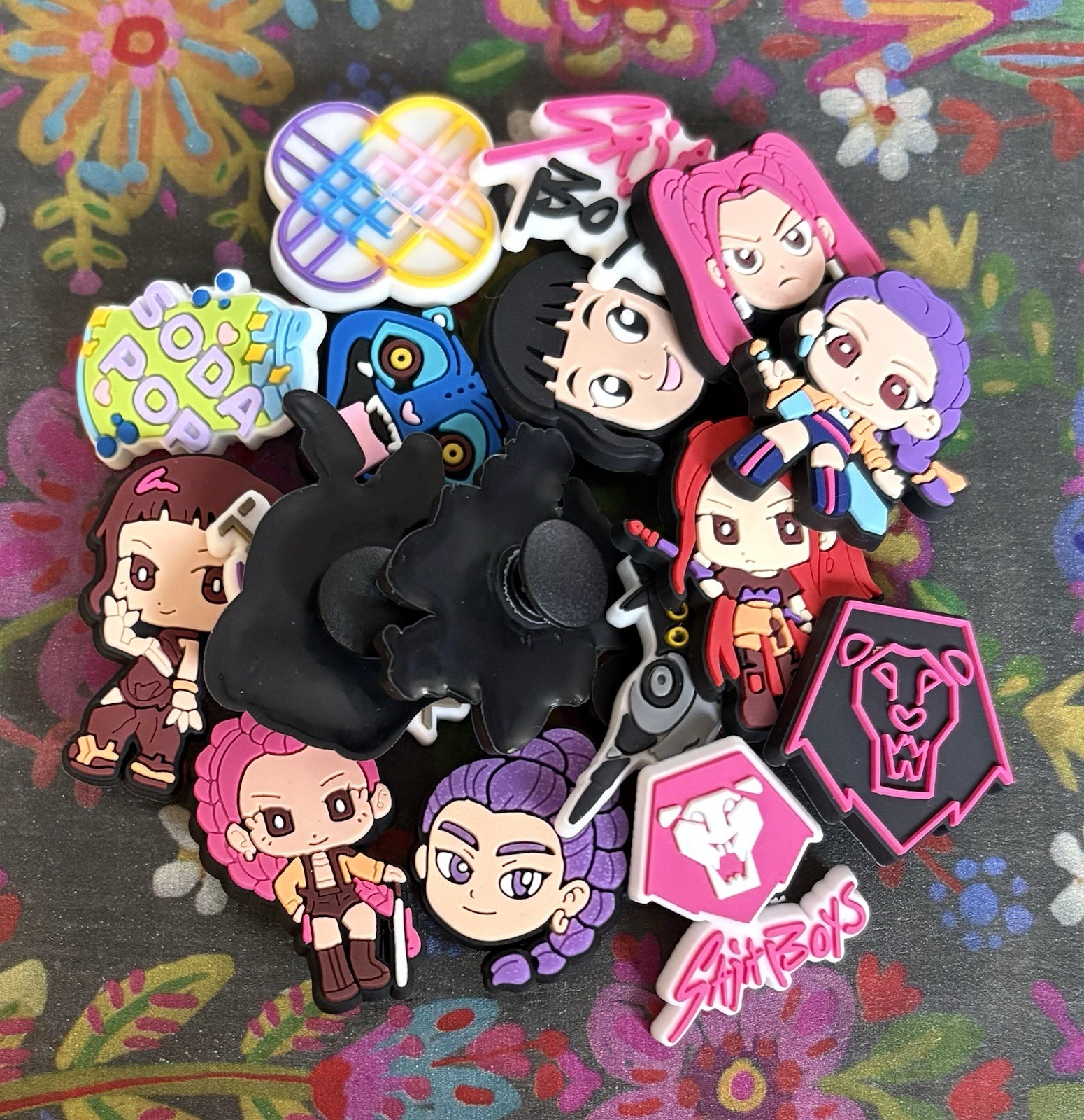 18 Pce Popular Cartoon DEMON HUNTER Shoe Charms Shoe Decorations Colorful