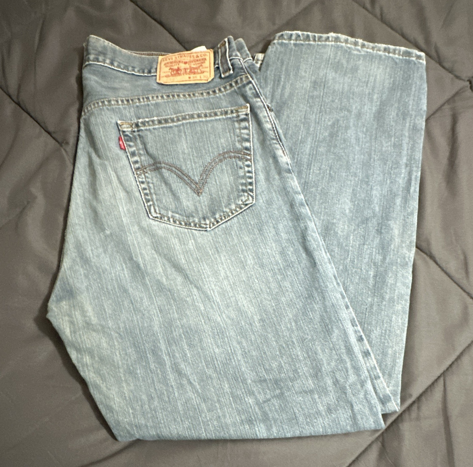 Levi’s Men’s Blue Relaxed Fit Straight Leg Medium Wash Denim Jeans, Mid Rise