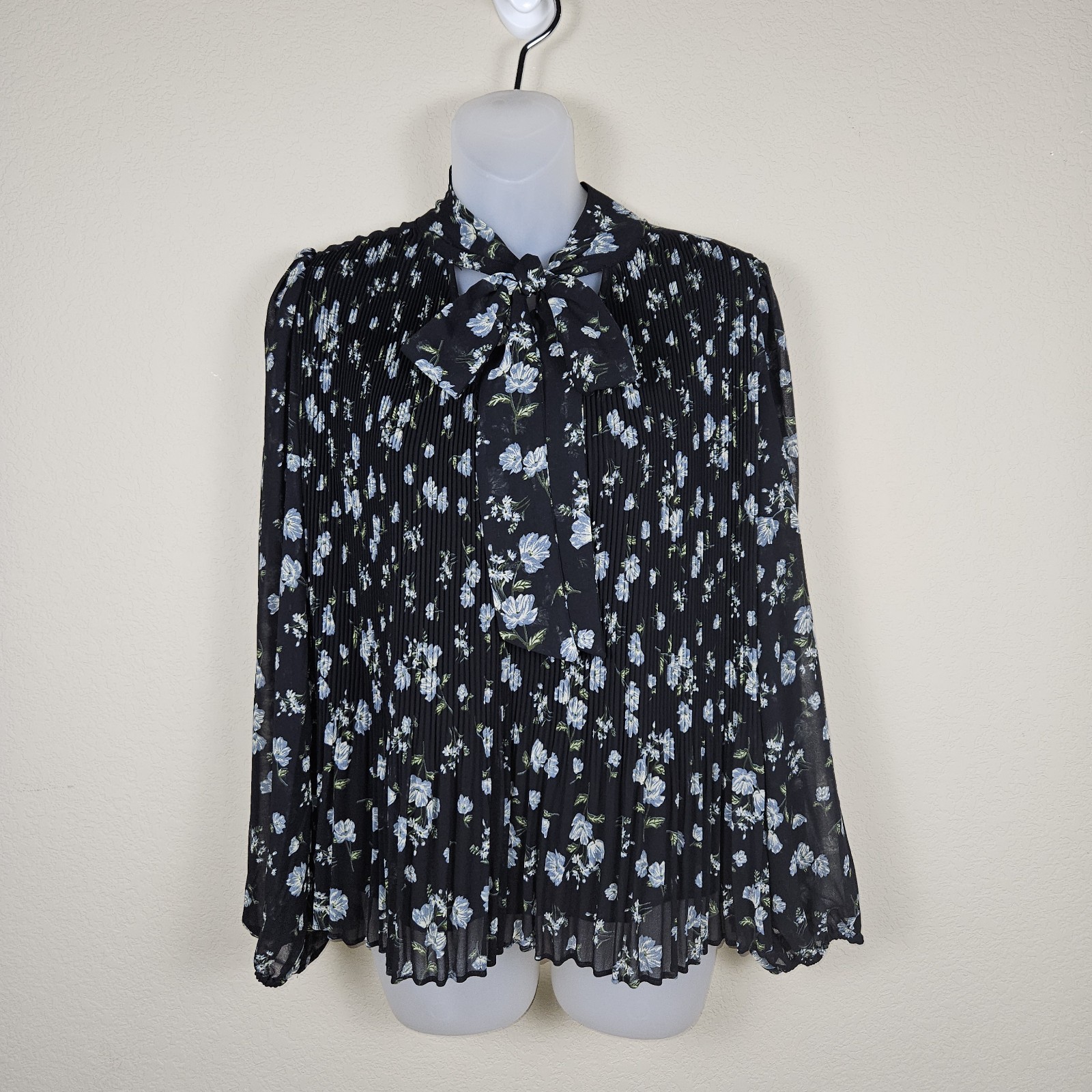 MNG Mango Pleated Floral Blouse Womens 6 Relaxed Necktie Black Cottage Romantic