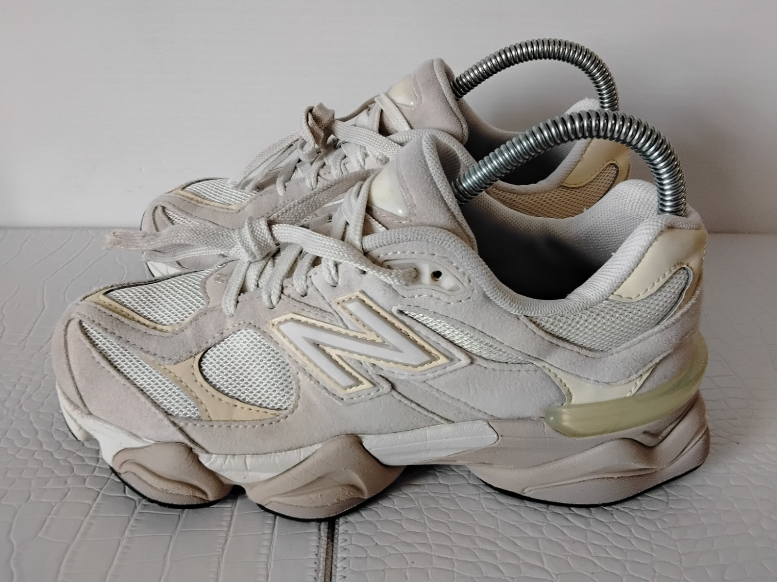 New Balance 9060 Unisex Mens Size 5.5 Womens 7 Cream Leather/Mesh Running Shoes