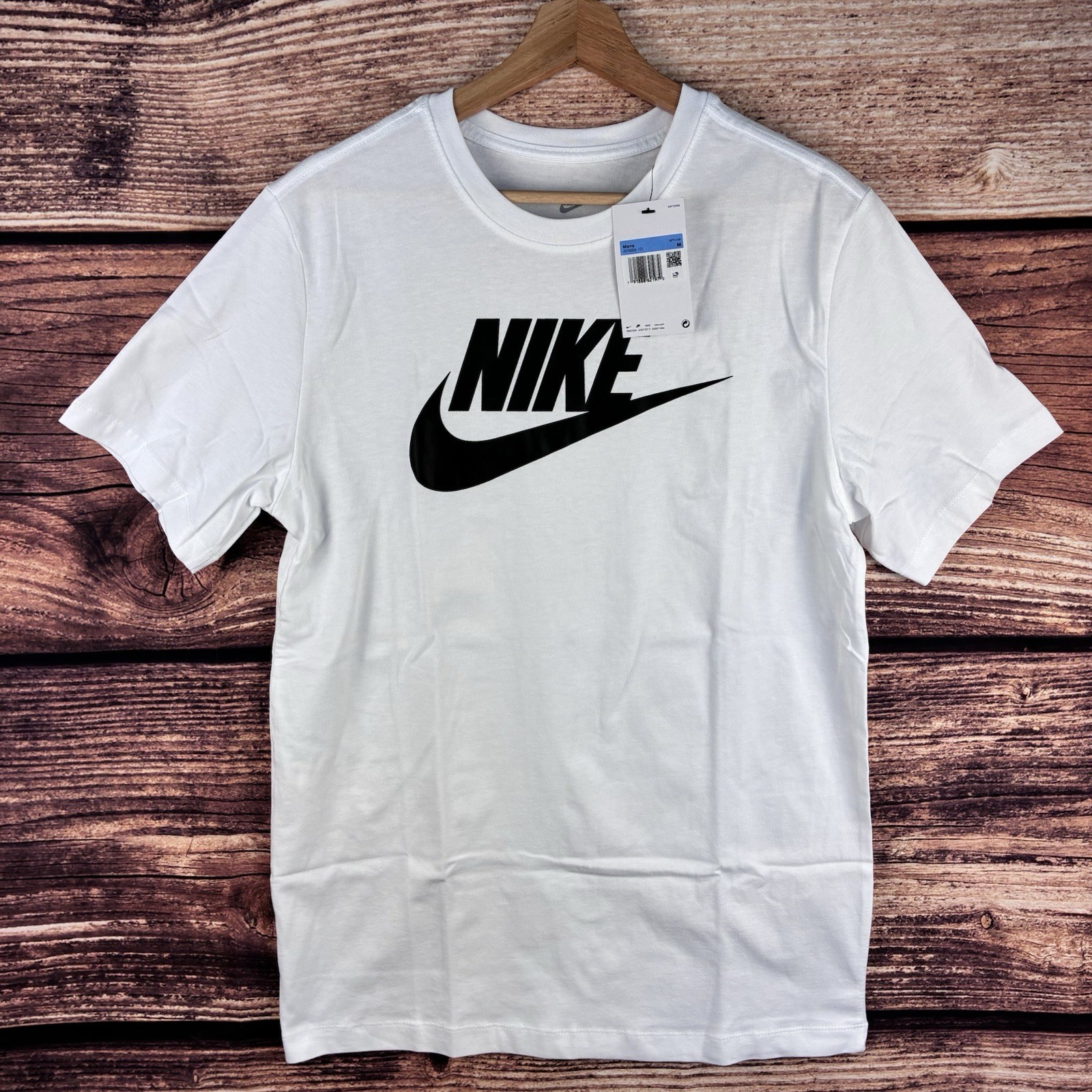 Nike Sportswear Club Men’s T-Shirt White Black Big Logo M AR5004-101 NWT