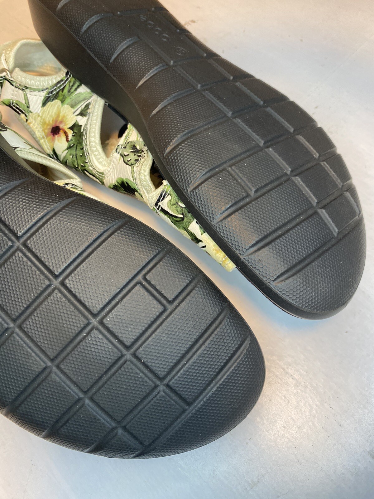ECCO SOFT 5 Women’s Sandals Size 7 US /38 Cream Floral Toggle Laces Strap Back