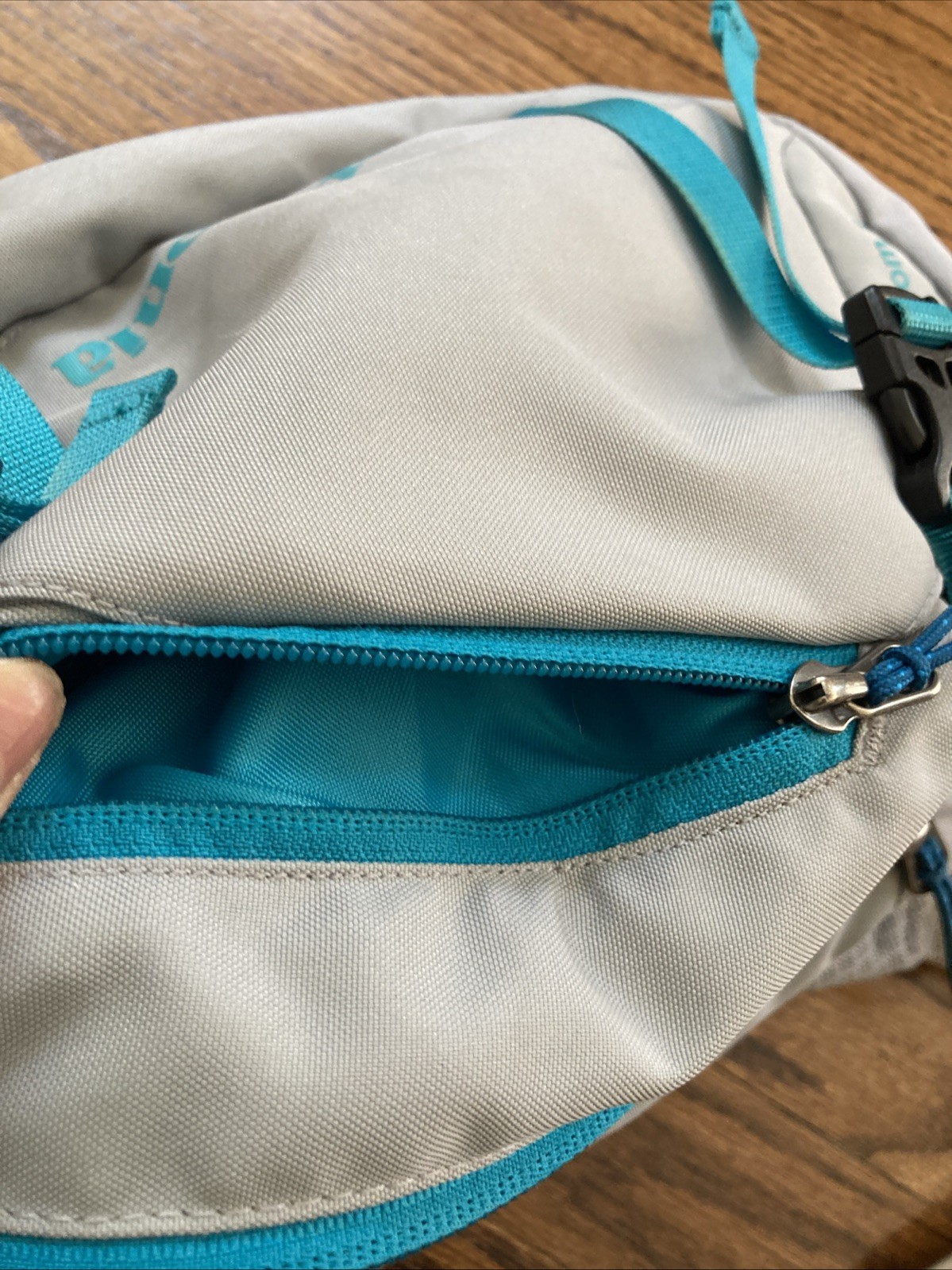 Patagonia Atom 8L Sling Backpack Tan Cream Teal Crossbody Hiking Travel Bag