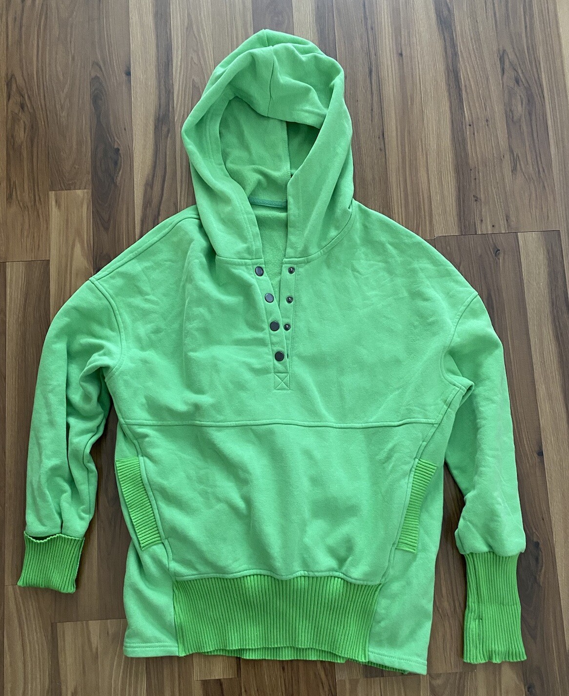 Women’s Oversized Green Sweatshirt Size Medium Tunic Hoodie Pockets Henley NWOT