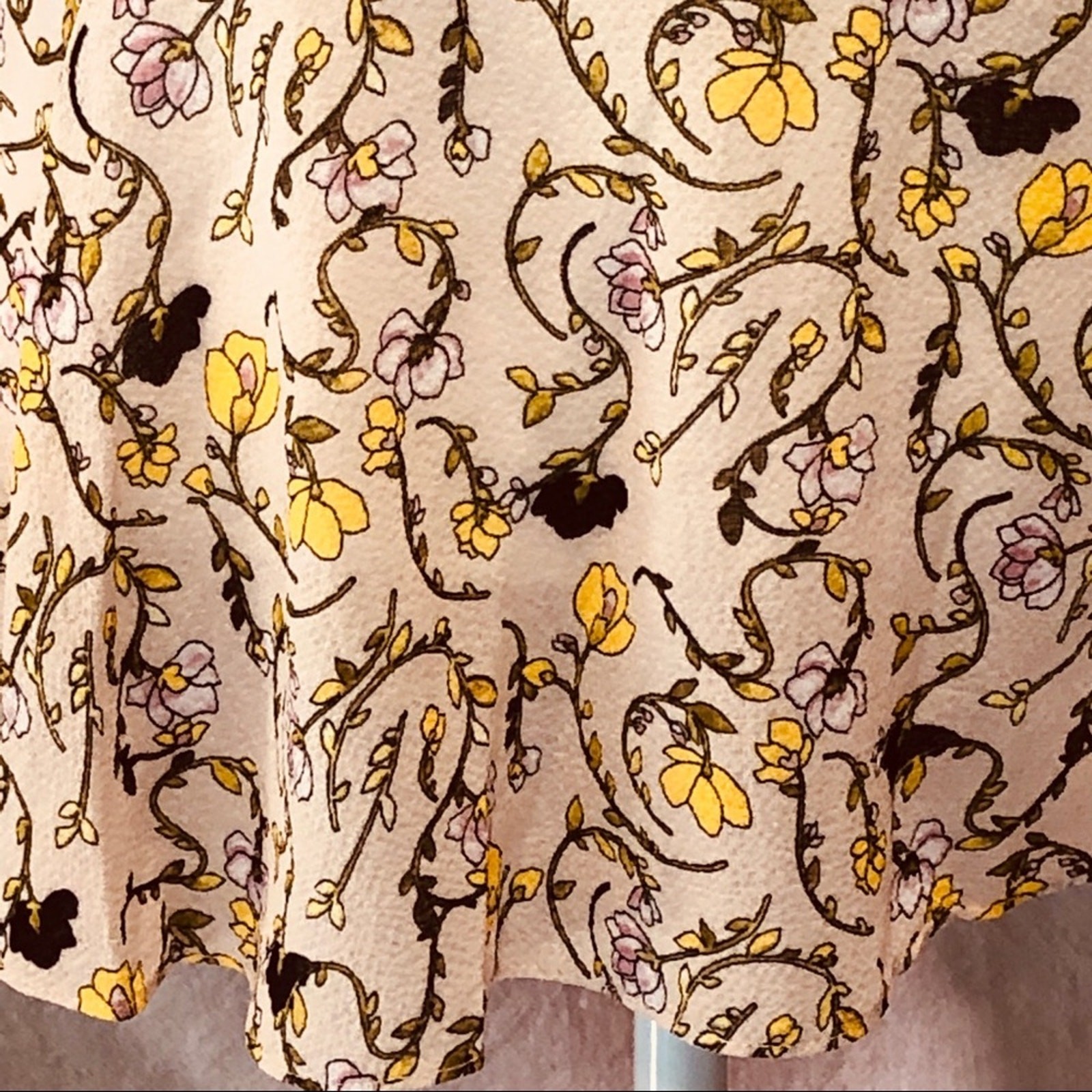 nwt cupcakes & cashmere Jessa Floral Rose Top size M Ruffle Collar Bell Sleeves