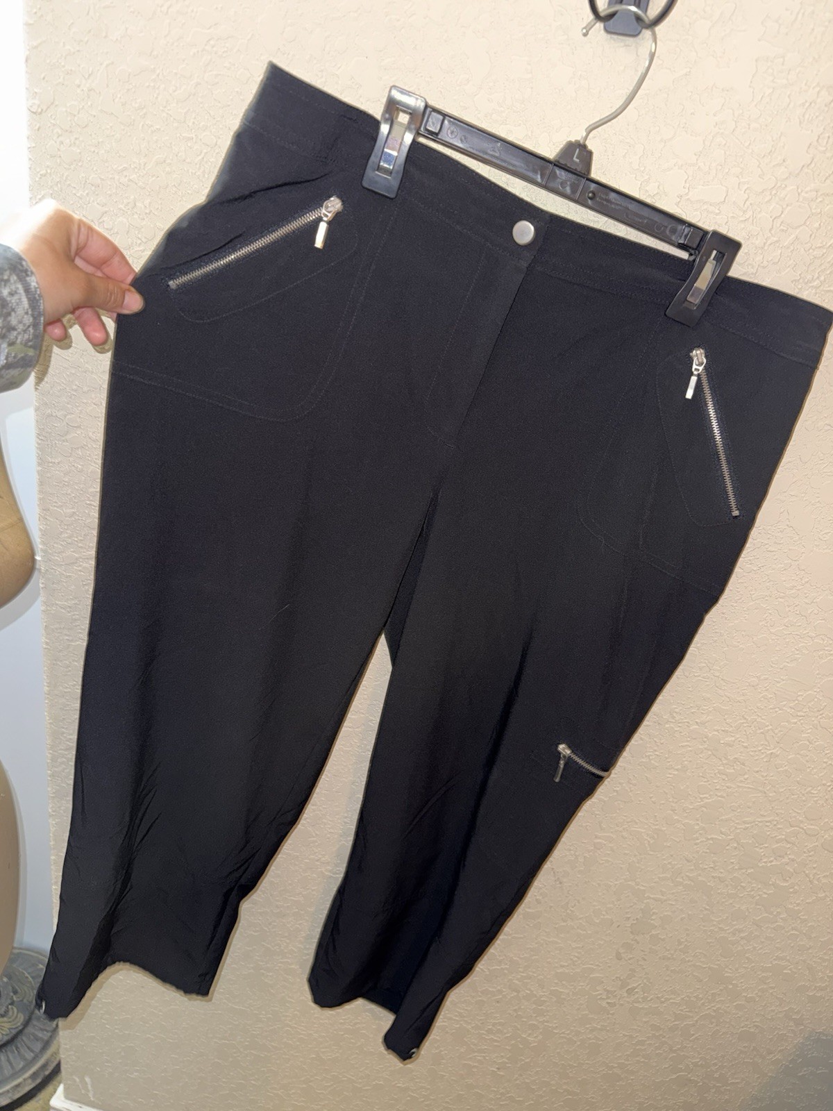 Zenergy by Chico’s Women’s Cargo Capris Size 1 Black Zip Pockets