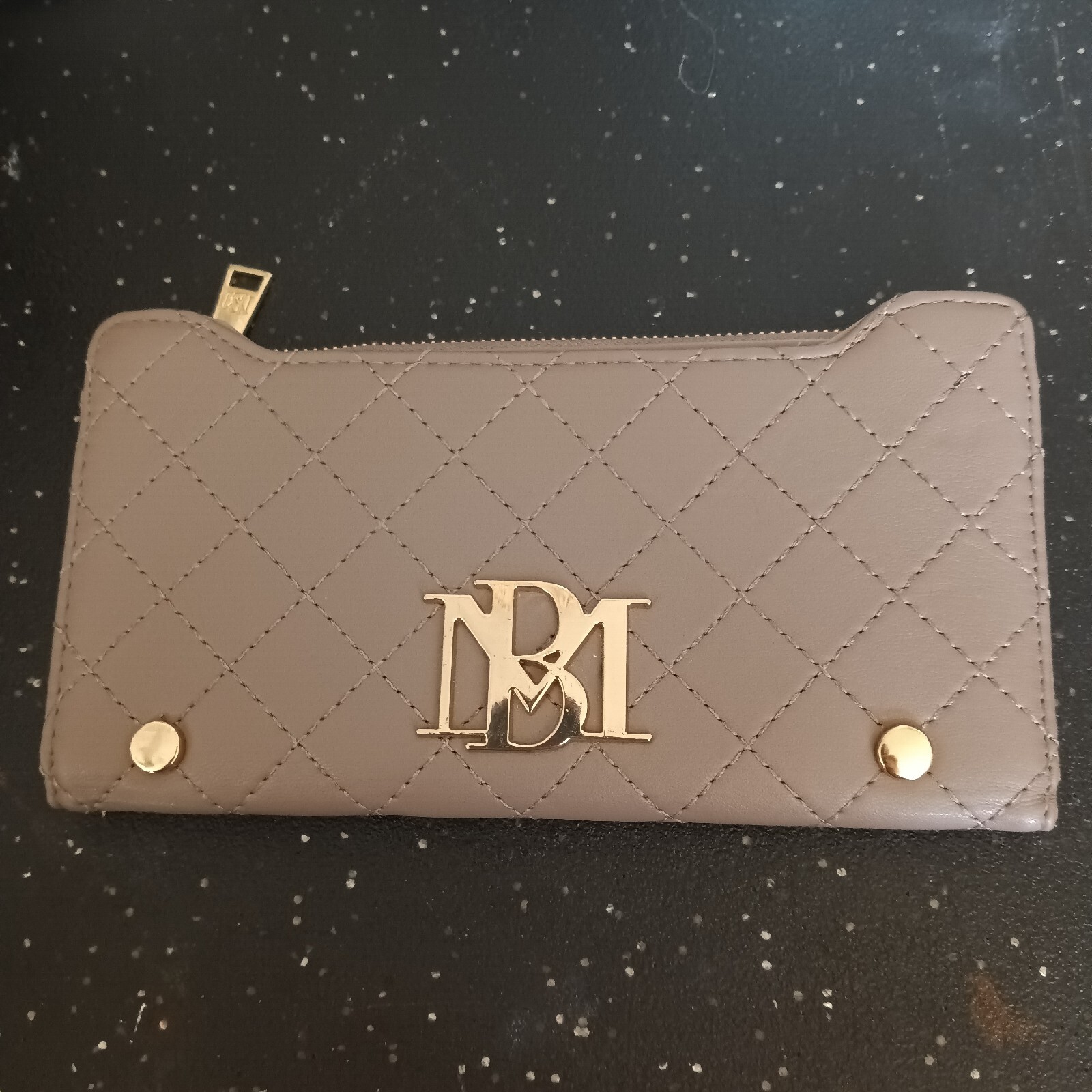 Badgley Mischka Wallet Taupe 7.5″ Wide x 3 3/4″ Tall Snap and Zipper Clouser EUC