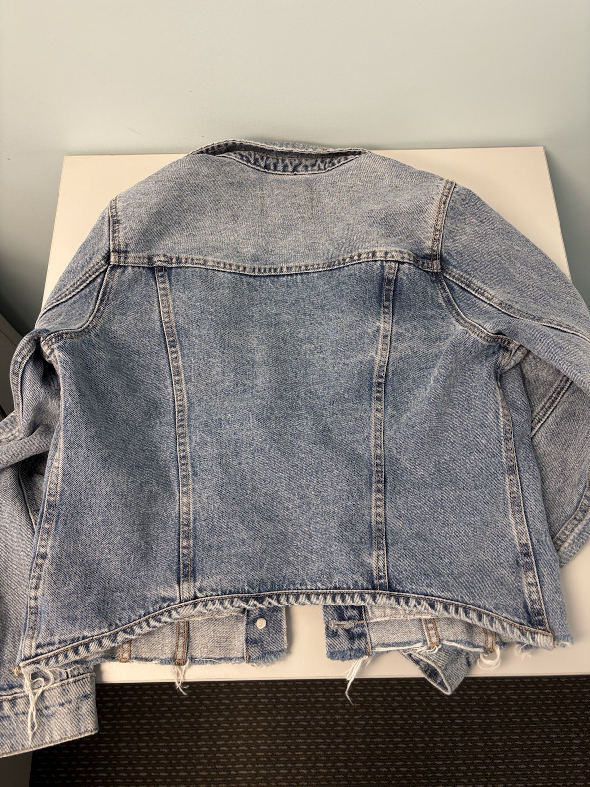 BLANKNYC Traffic Jam Denim Trucker Jacket Raw Hem Light Wash Size L