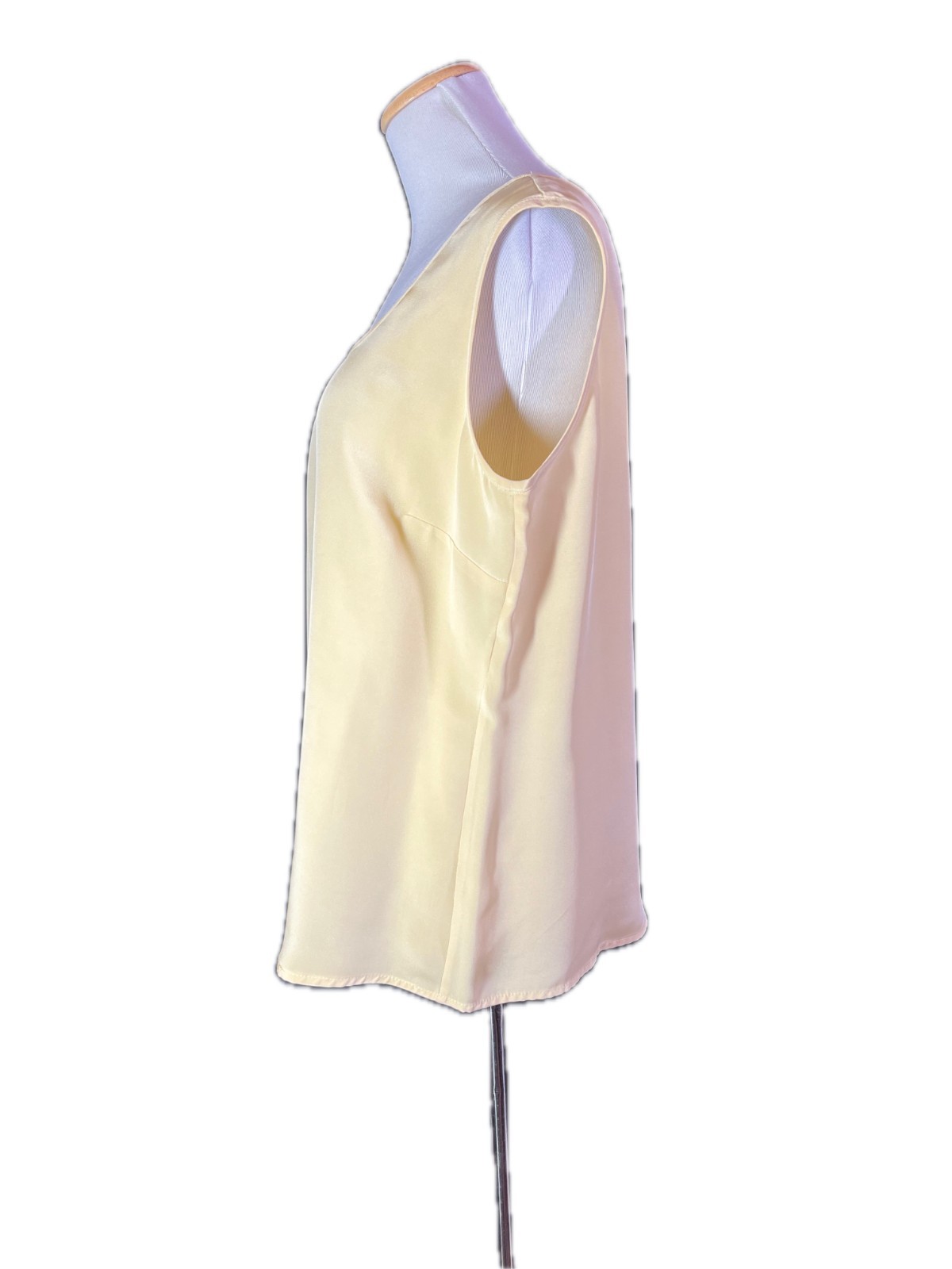 St. John Size 10 Creamy Yellow Silk Sleeveless Shell Top Tank