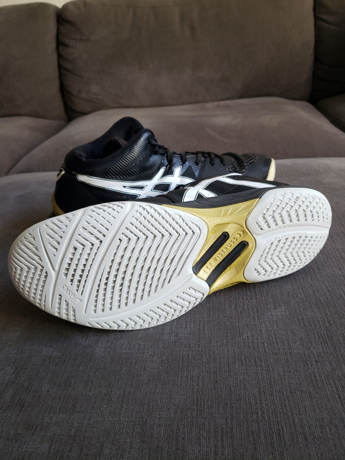 Size 13 – Asics Men’s Sky Elite FF Black Gold Volleyball Shoes Mid Top READ DESC