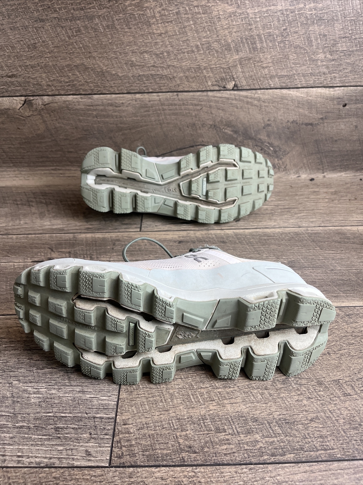 OnCloudventure Trail Running Shoe – Women’s Size 9 (White/Moss)