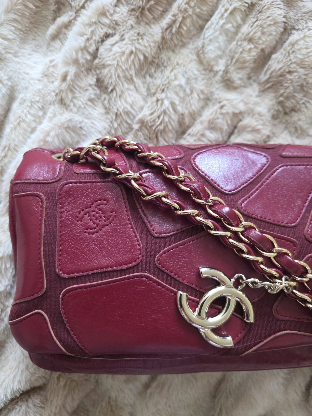 CHANEL Burgundy Quilted Shoulder Bag Magnetic Flap Gold Chain Strap Small
