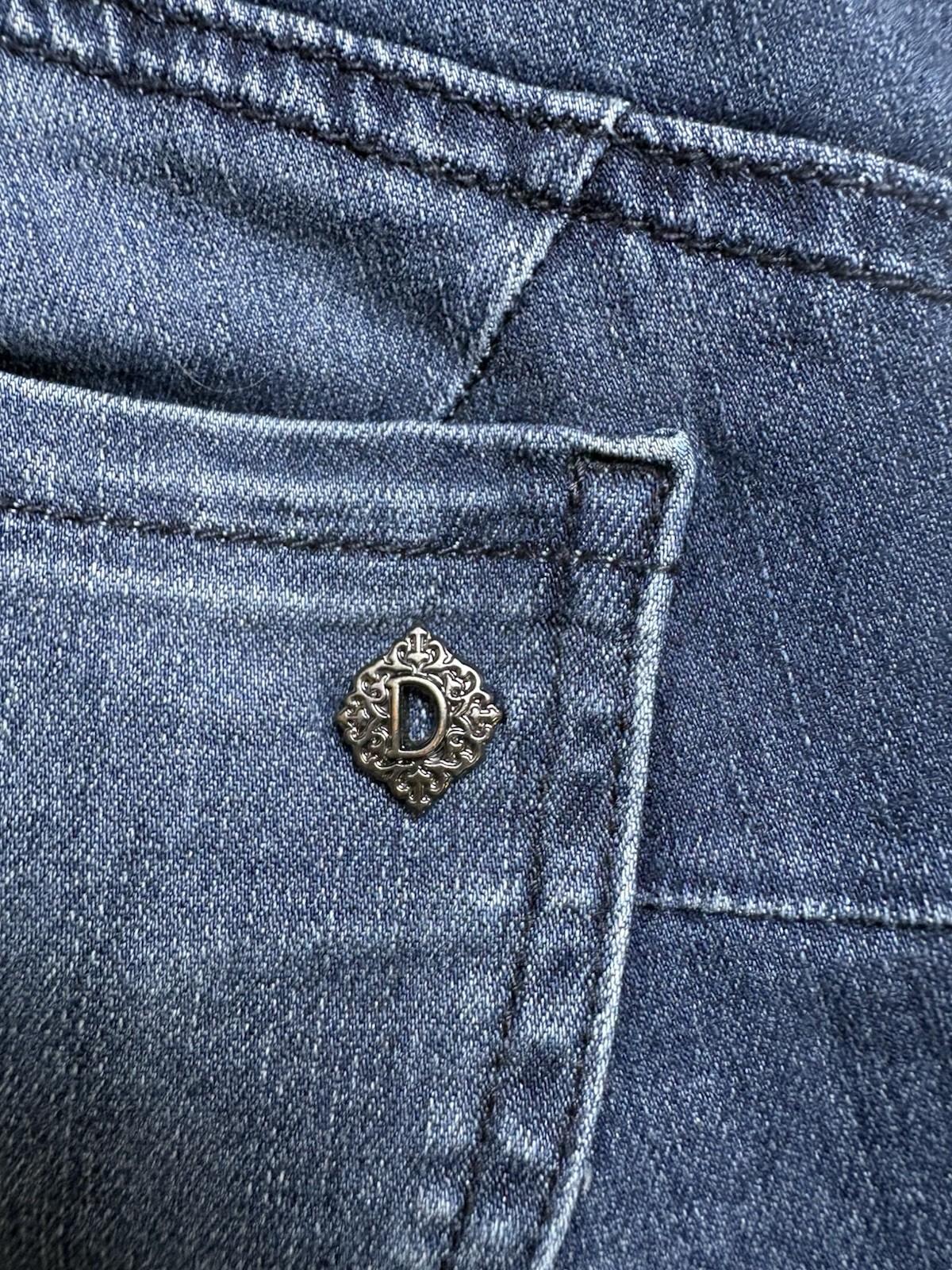 Democracy Blue Jeans Women’s “Ab” Solution Tapered Leg Comfort Waist Size 6
