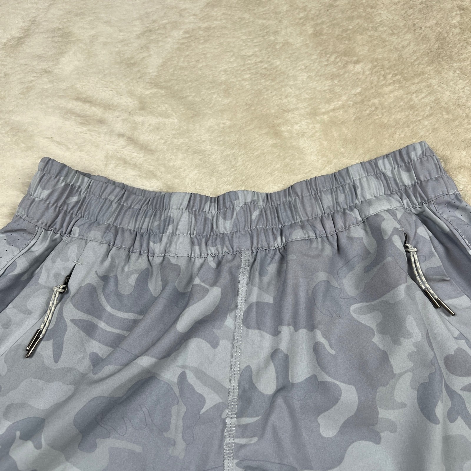 Vuori Dash Shorts Womens M Camo Performance Running Athletic Elastic Lined