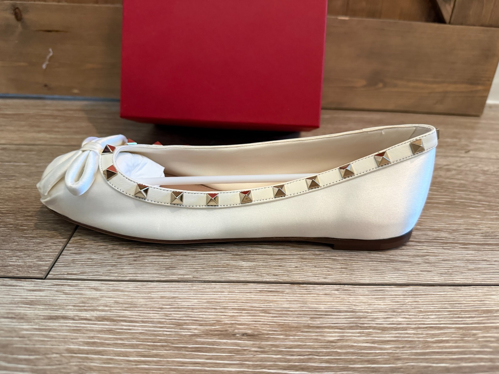 NWT Valentino Garavani Rockstud Bow Ballet Flats Ivory Satin EU 40
