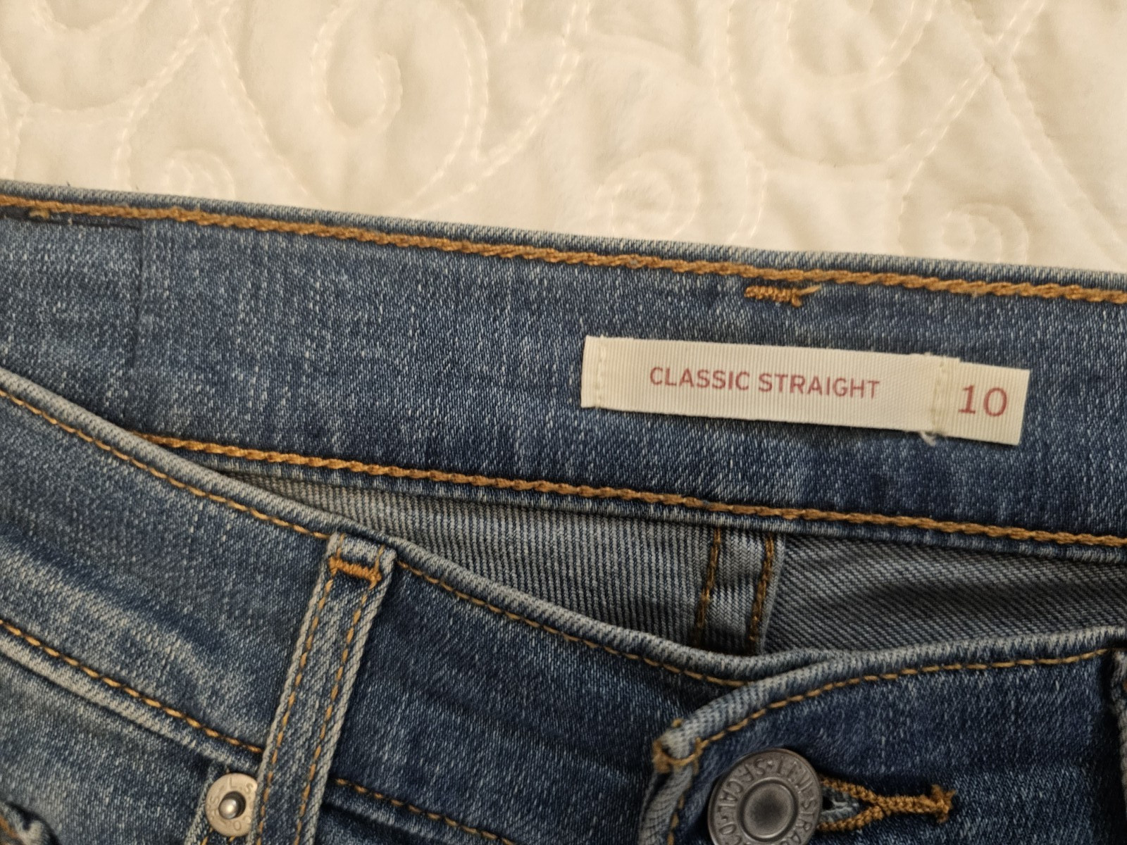 WOMEN’S LEVI CLASSIC STRAIGHT LEG WITH WORN EMBELLIISHMENTS SIZE 10