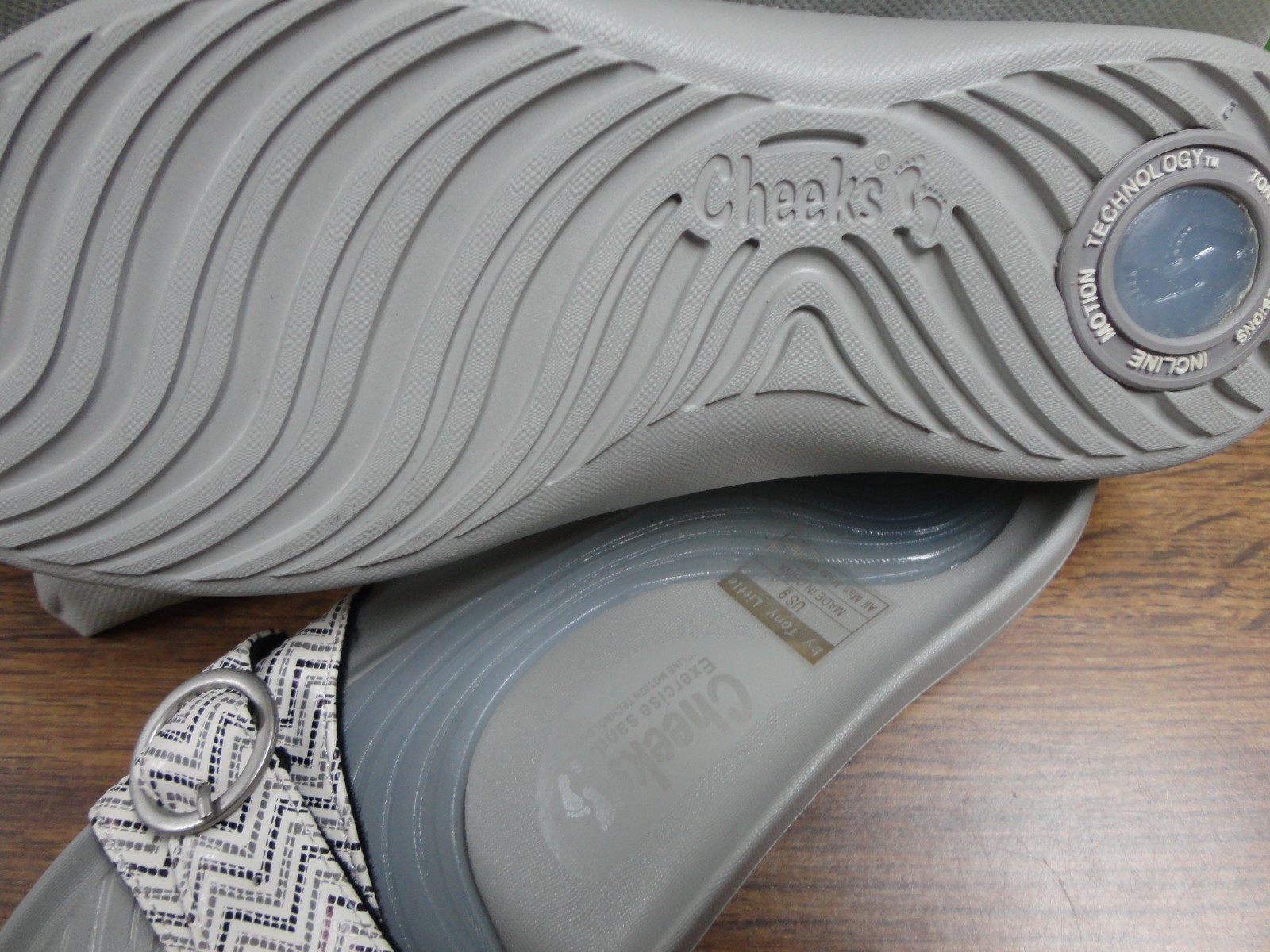 Cheeks Women’s Sandals, NEW ! Chevron Silver Gray Size 9 Slide On Walking
