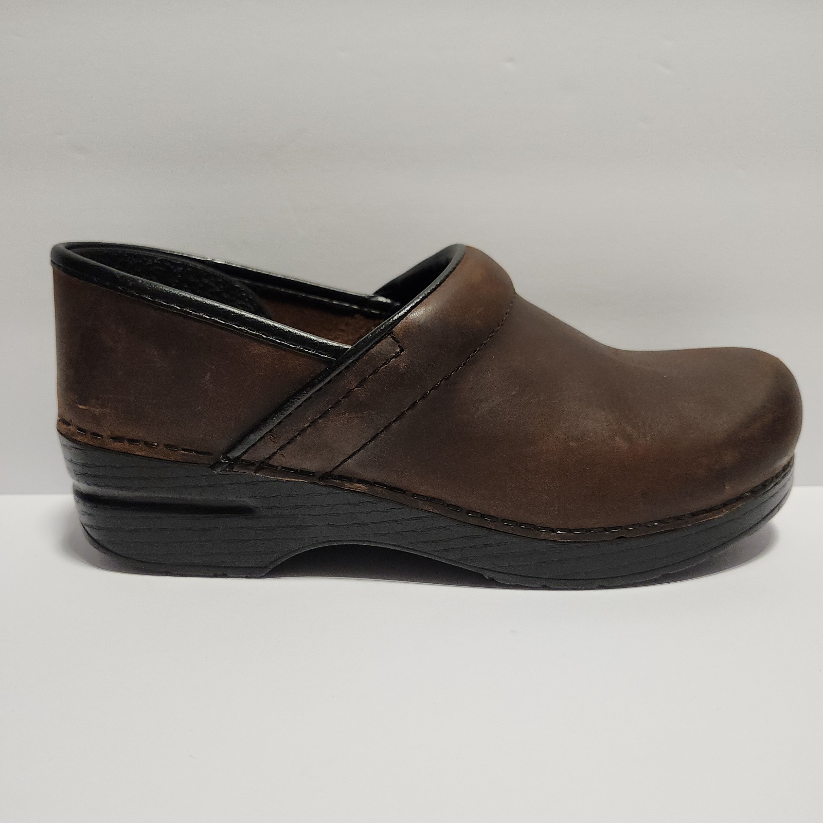 Dansko Brown Oiled Clogs Women Size 38 (7.5-8) Leather Distressed Slide On Shoes