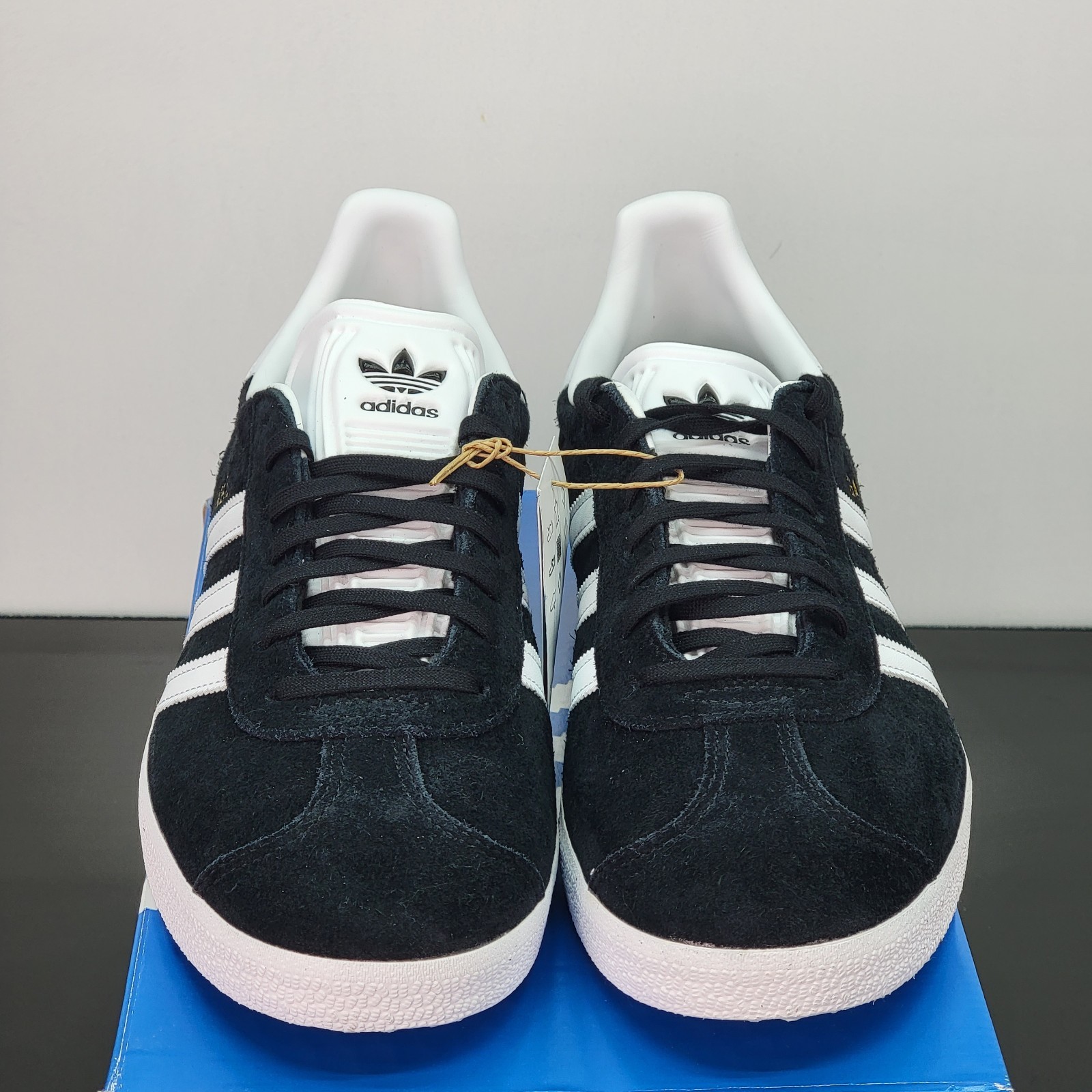 Adidas Gazelle Men’s Size 10 Shoes Black White Athletic Casual Sneakers