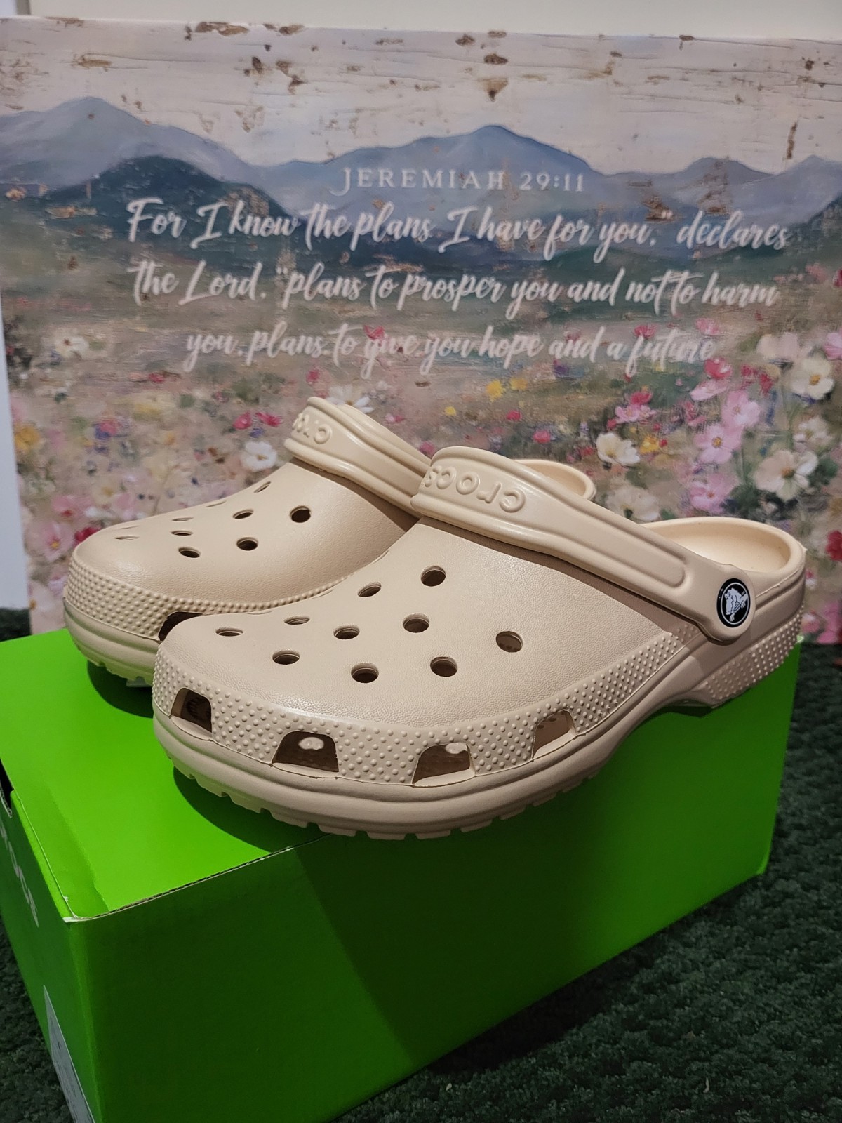 Crocs Classic Clog Beige Mens /Youth US 6 (EU 38-39) Slip-On Comfort Sandals
