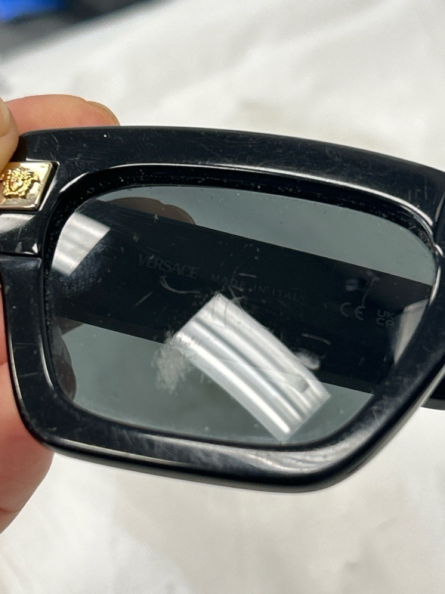 VERSACE 4464 SQUARE BLACK SUNGLASSES *SCRATCHES ON LENS AND INSIDE O (P23017461)