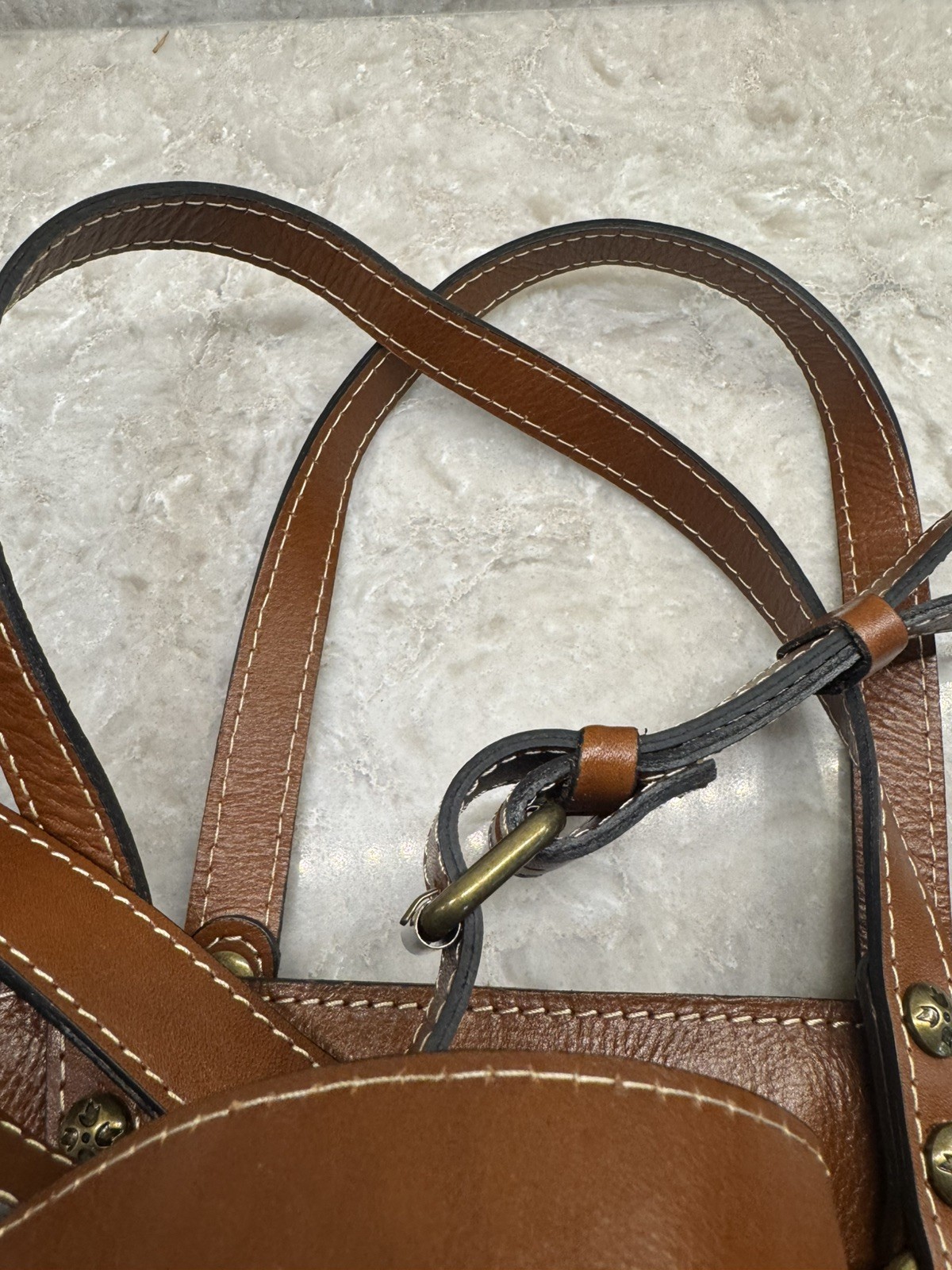 Patricia Nash Leather Tote Clean! Zip closure. Crossbody strap.